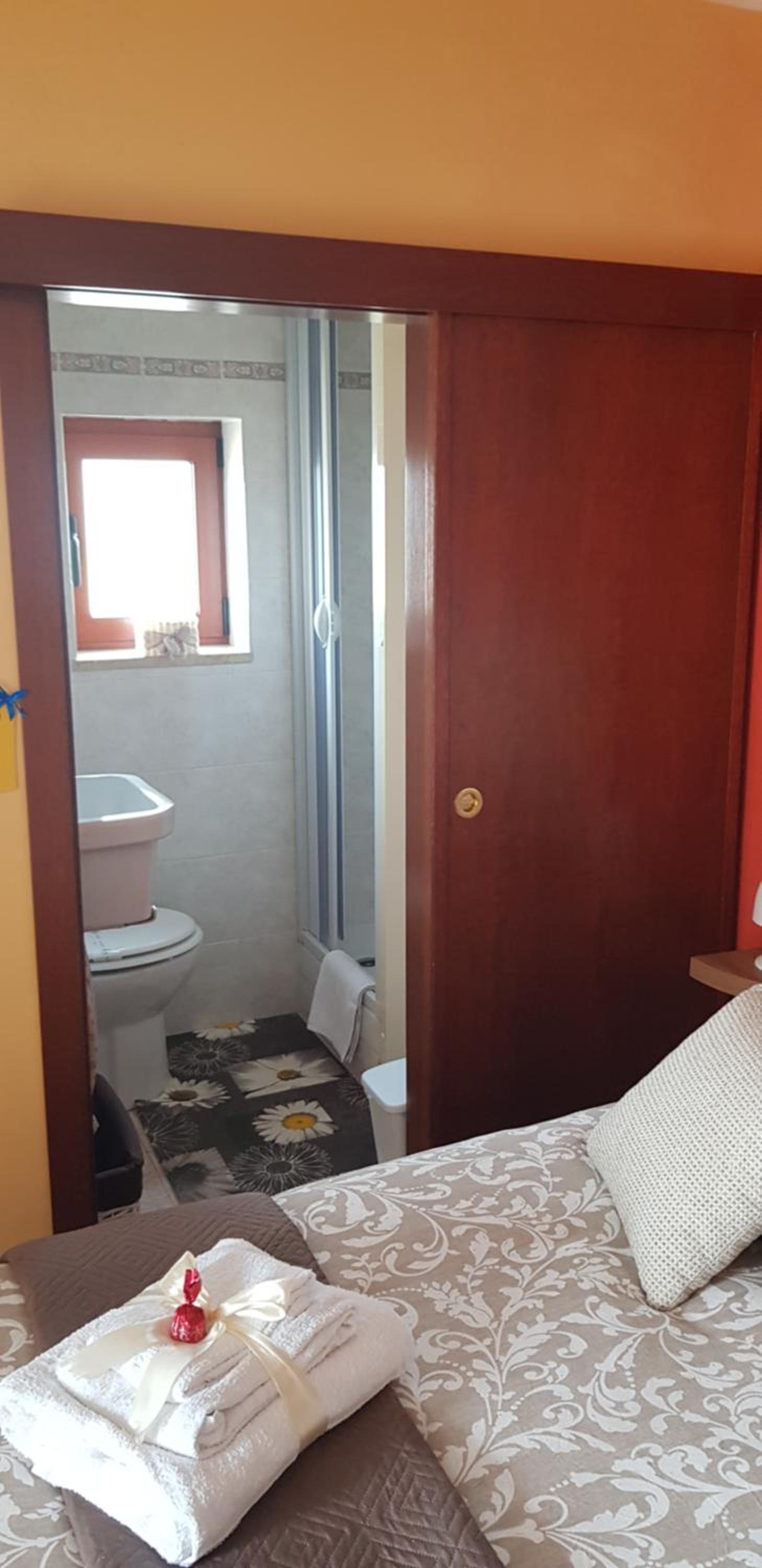 Double Room with Private Bathroom - Photo 33