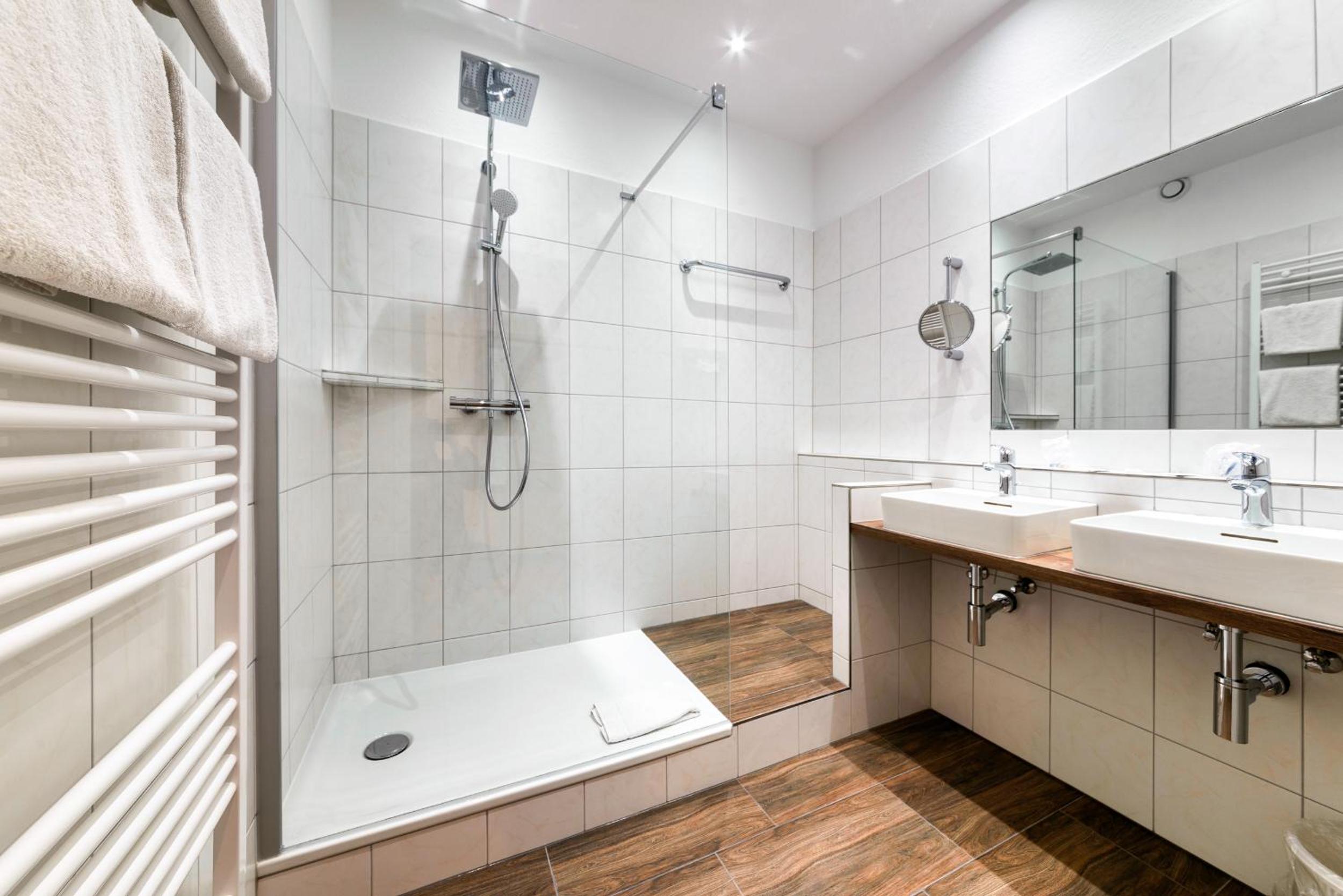 Suite - Photo 11
