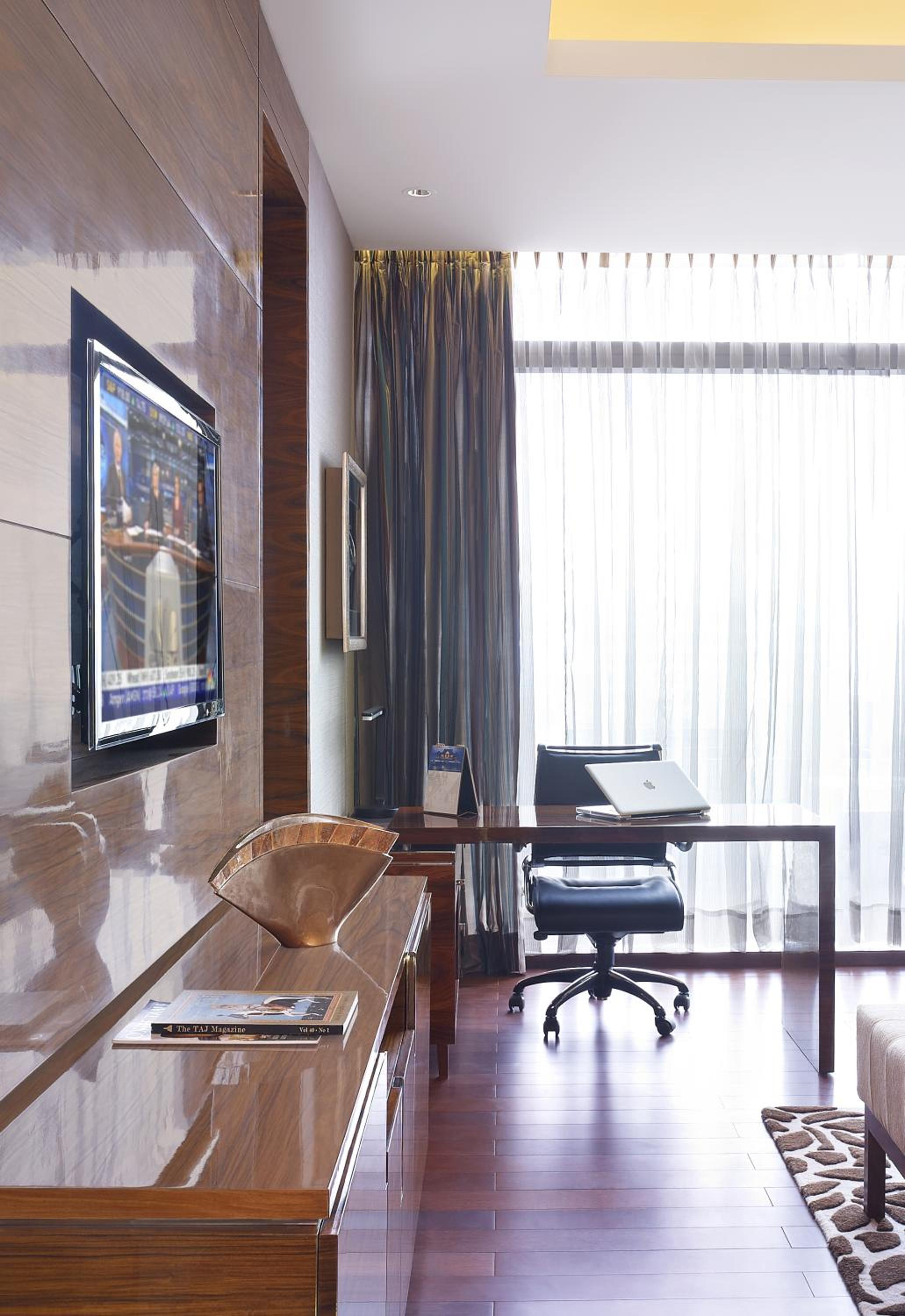 Executive Suite with One  way airport transfer, Butler service on request.02 Pcs of Ironing per day,20 % disc on FNSB,SPA & transportation, Cocktail Hours @ Club Lounge from 18:00 hrs to 20:00 hrs, 2 hours of boardroom usage per stay subject to avl photo 3
