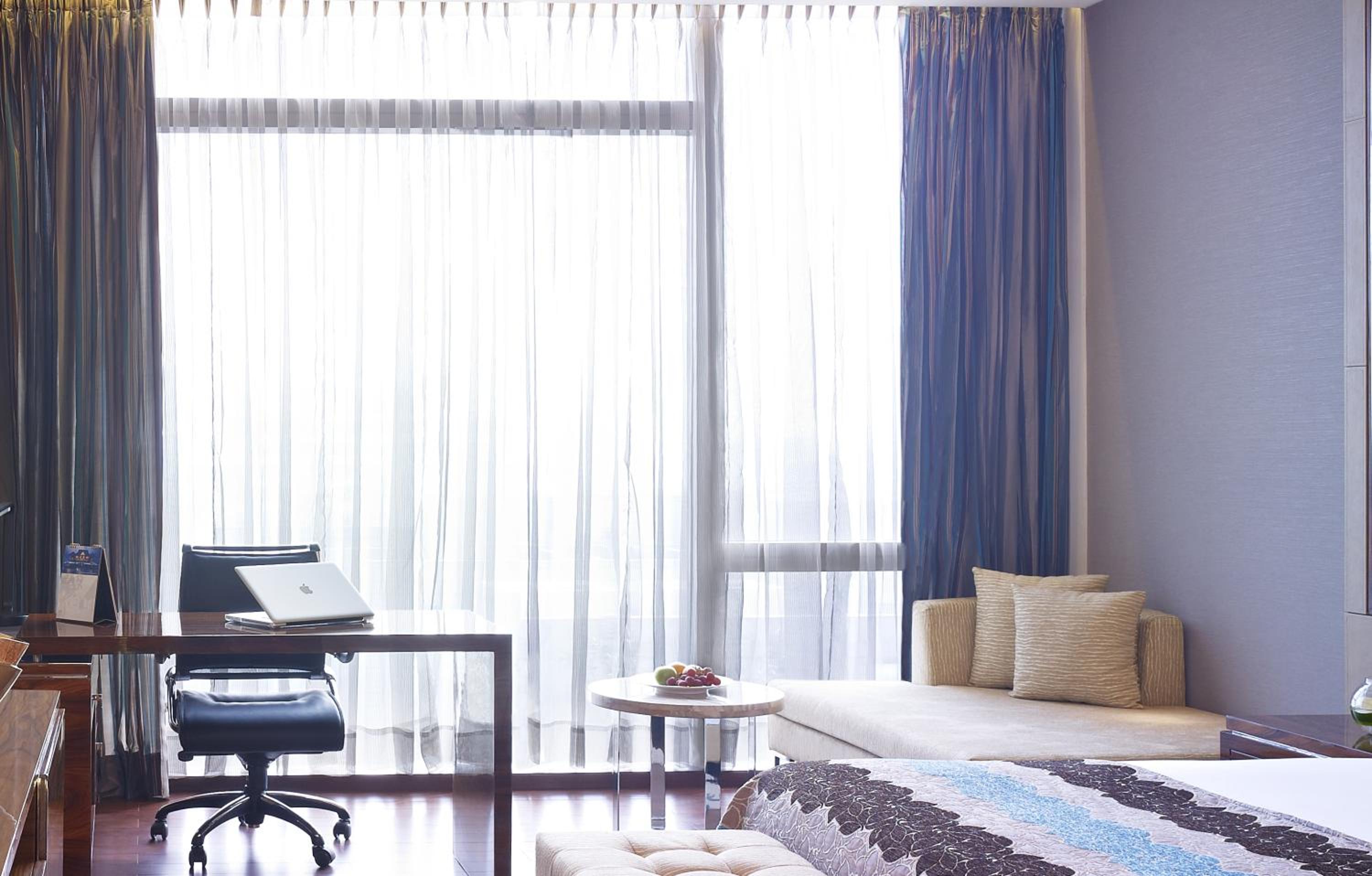 Executive Suite with One  way airport transfer, Butler service on request.02 Pcs of Ironing per day,20 % disc on FNSB,SPA & transportation, Cocktail Hours @ Club Lounge from 18:00 hrs to 20:00 hrs, 2 hours of boardroom usage per stay subject to avl photo 2