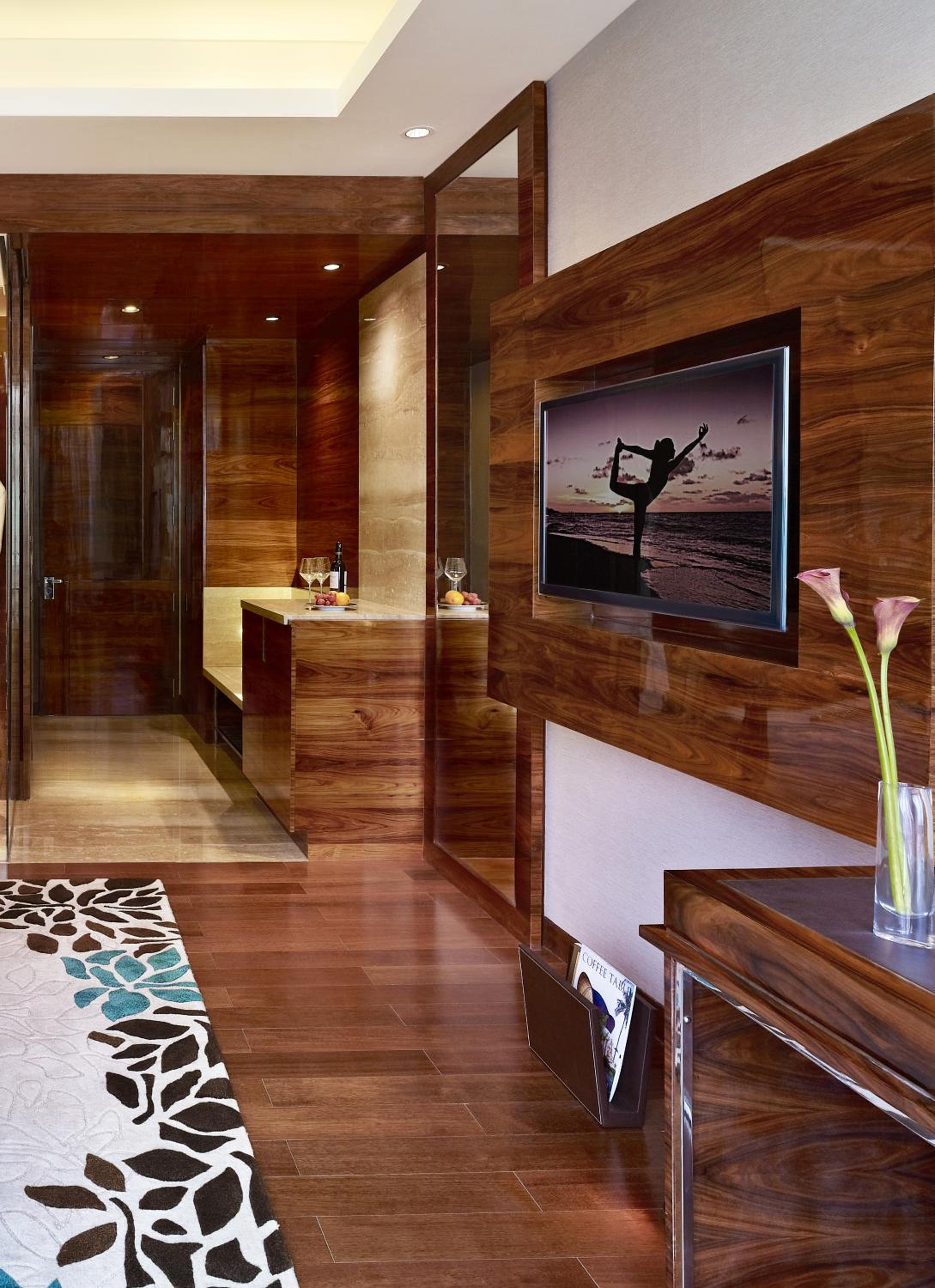 Taj Club Room with One way airport transfer, Butler service on request, 02 Pcs of Ironing per day,20 % disc on FNSB,SPA & transportation, Cocktail Hours @ Club Lounge from 18:00 hrs to 20:00 hrs, 2 hours of boardroom usage per stay subject to availability photo 2