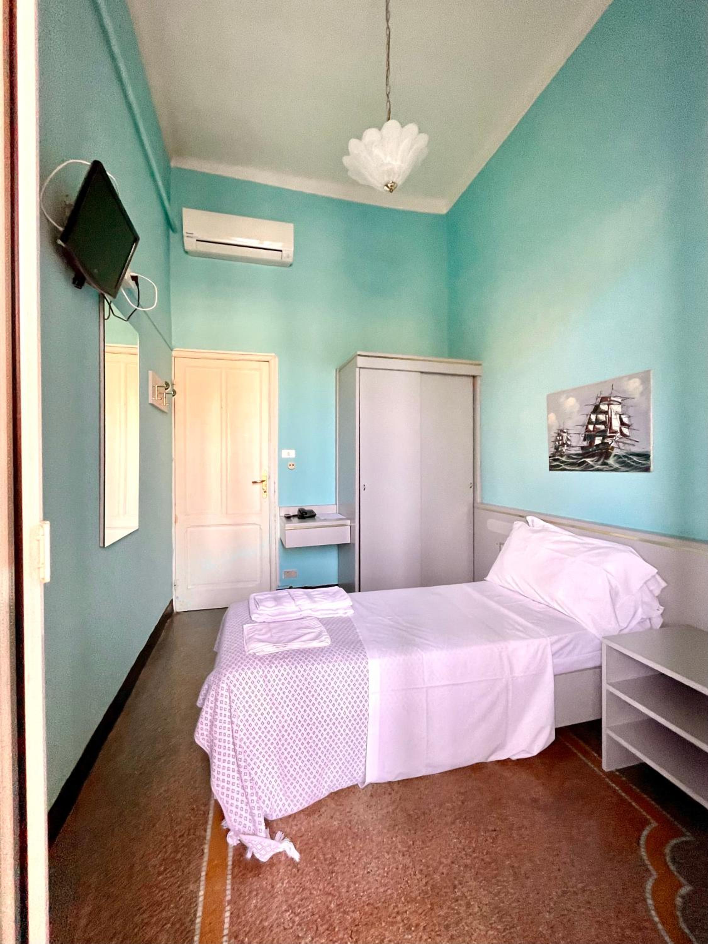 Basic Single Room With Shared Bathroom photo 3
