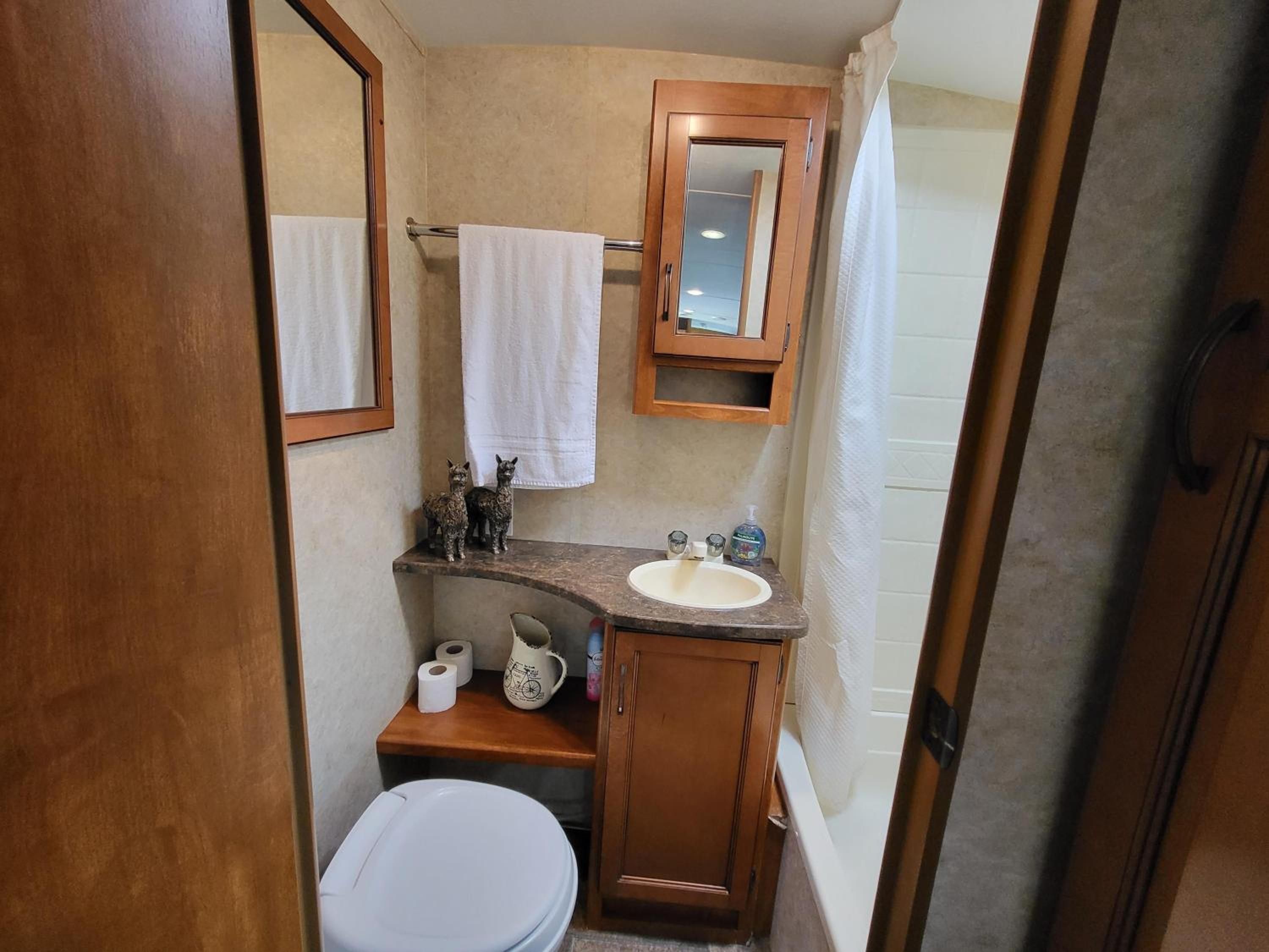 Quadruple Room with Private Bathroom - Photo 4
