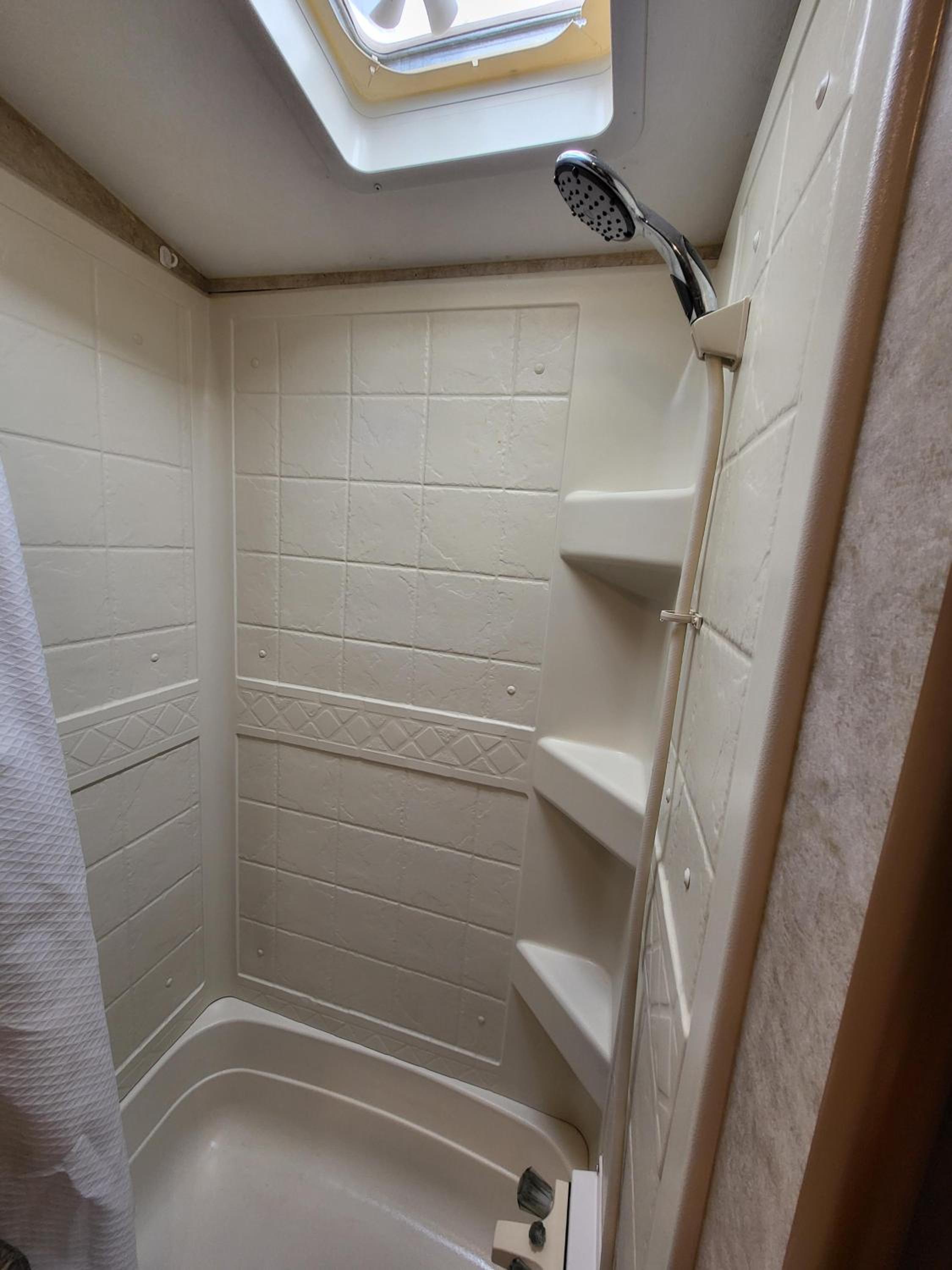 Quadruple Room with Private Bathroom - Photo 7