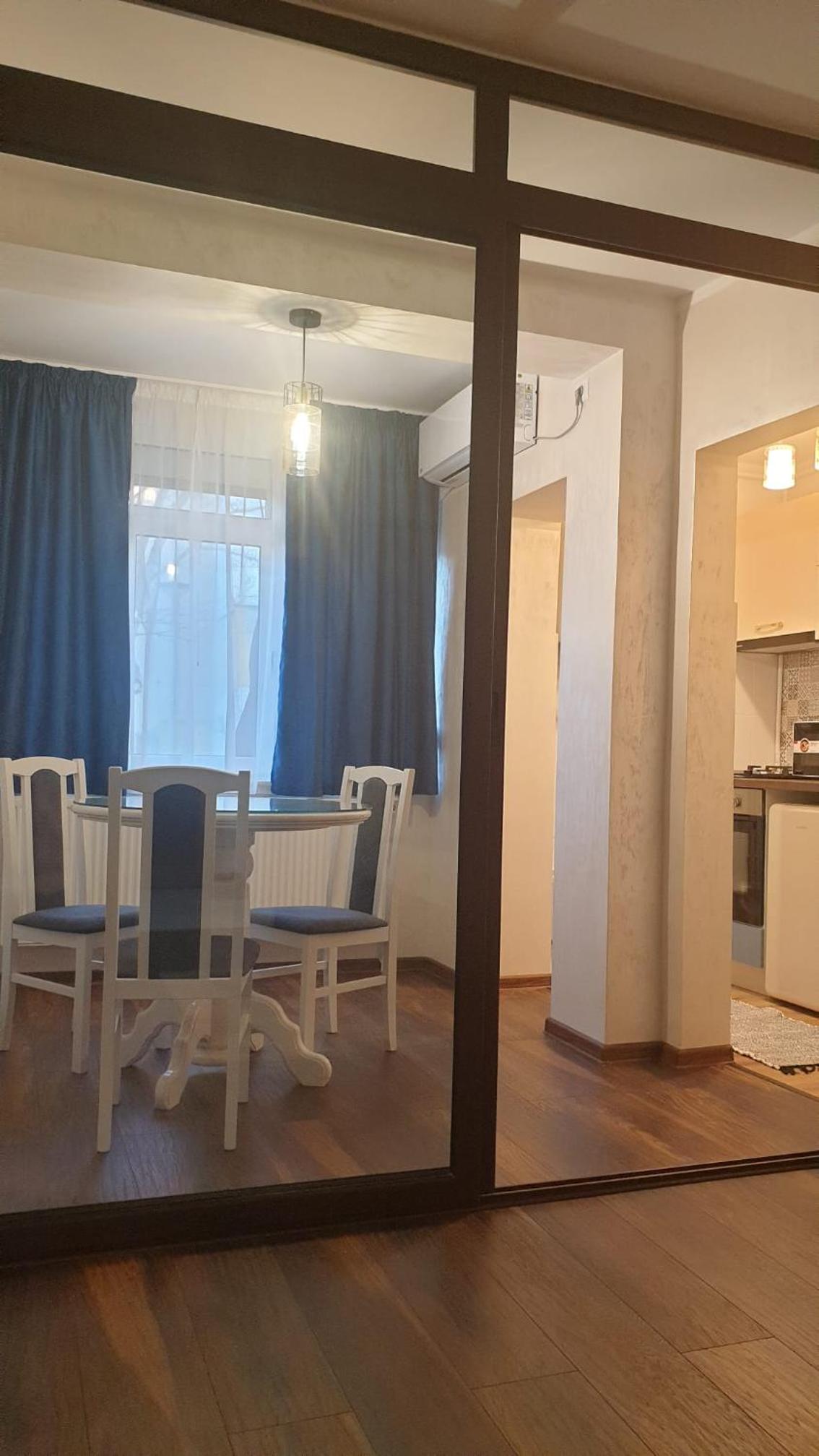 One-Bedroom Apartment - Photo 2
