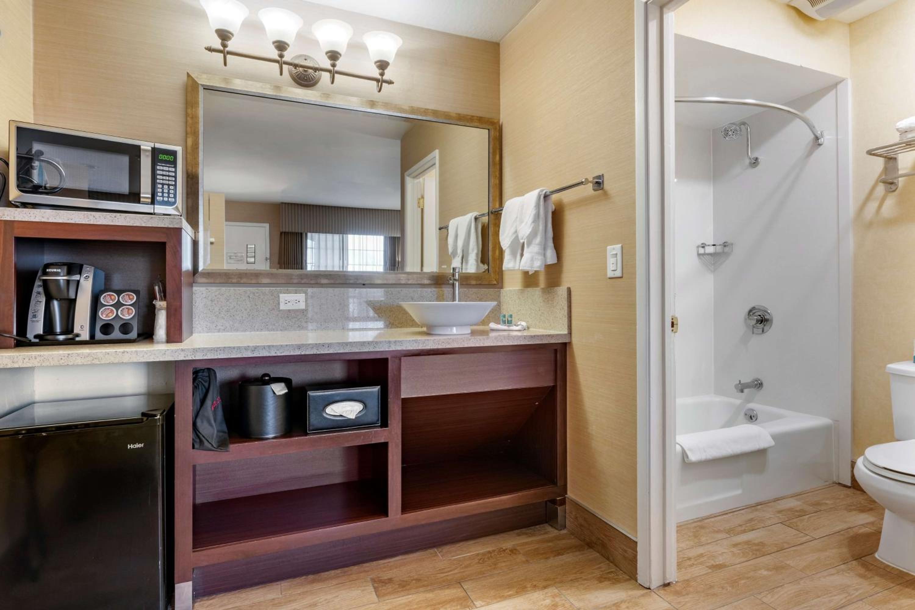 King Room - Non-Smoking - Photo 2