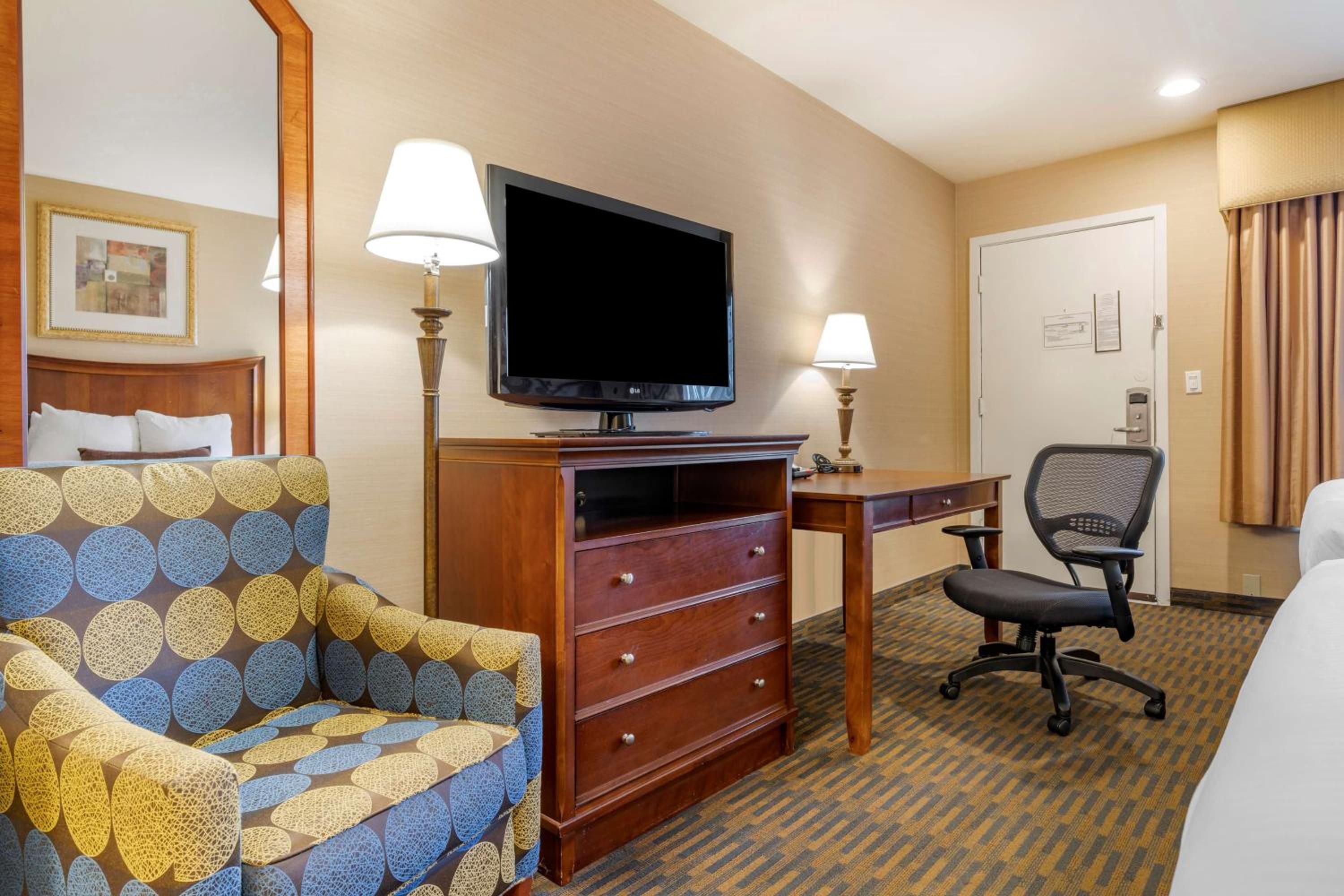 Queen Room with Two Queen Beds - Non-Smoking - Photo 3