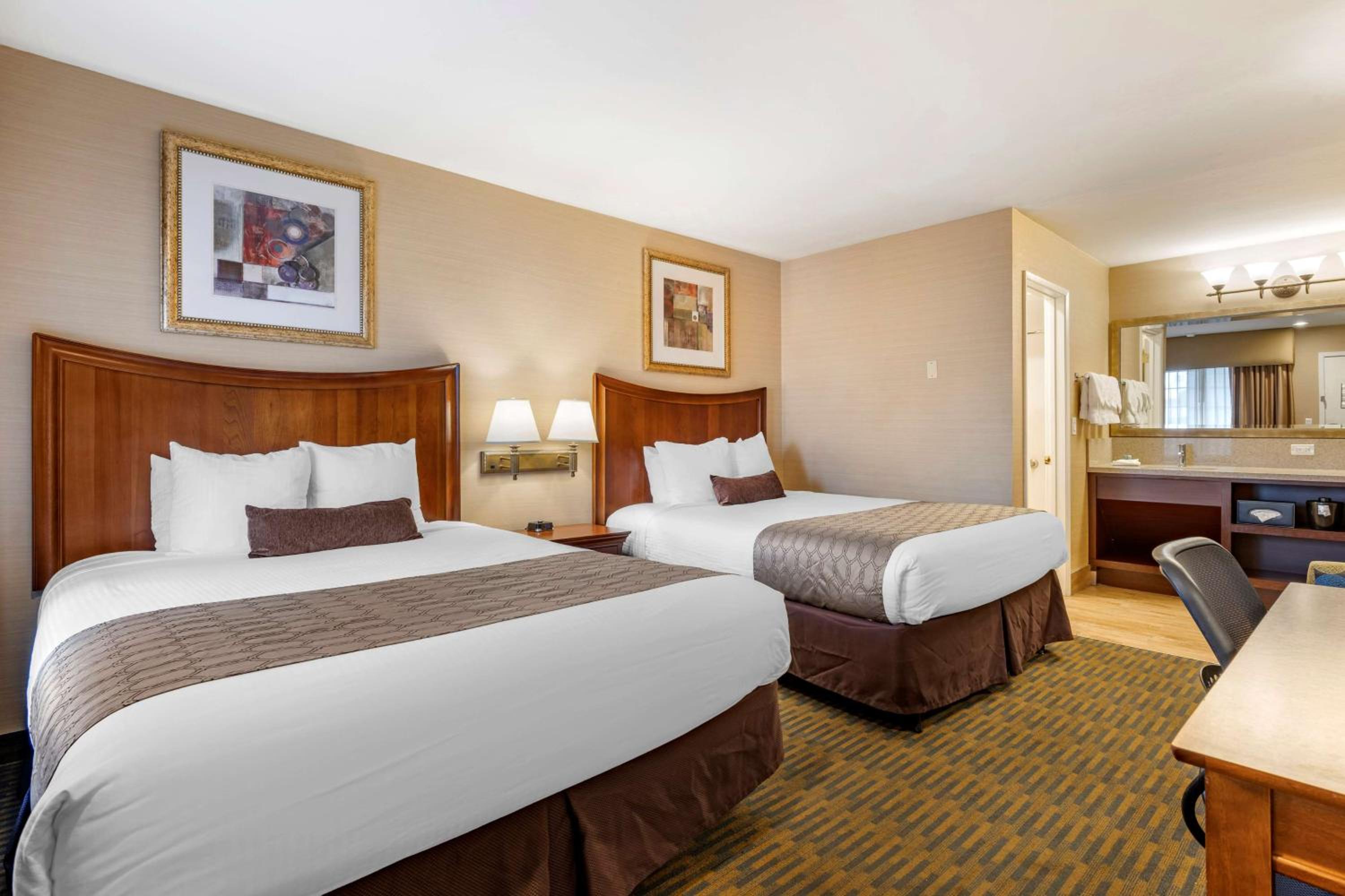 Queen Room with Two Queen Beds - Non-Smoking - Photo 1