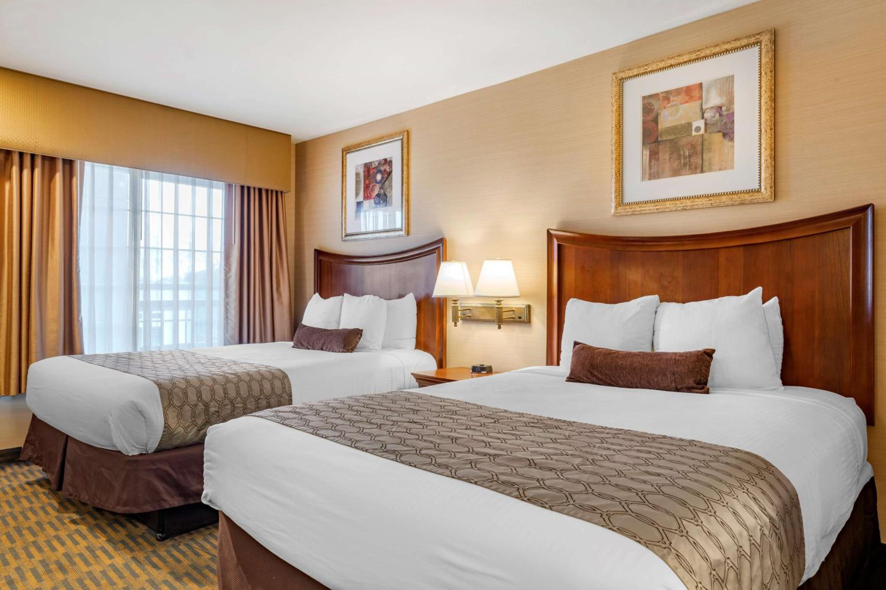 Queen Room with Two Queen Beds - Non-Smoking - Photo 4