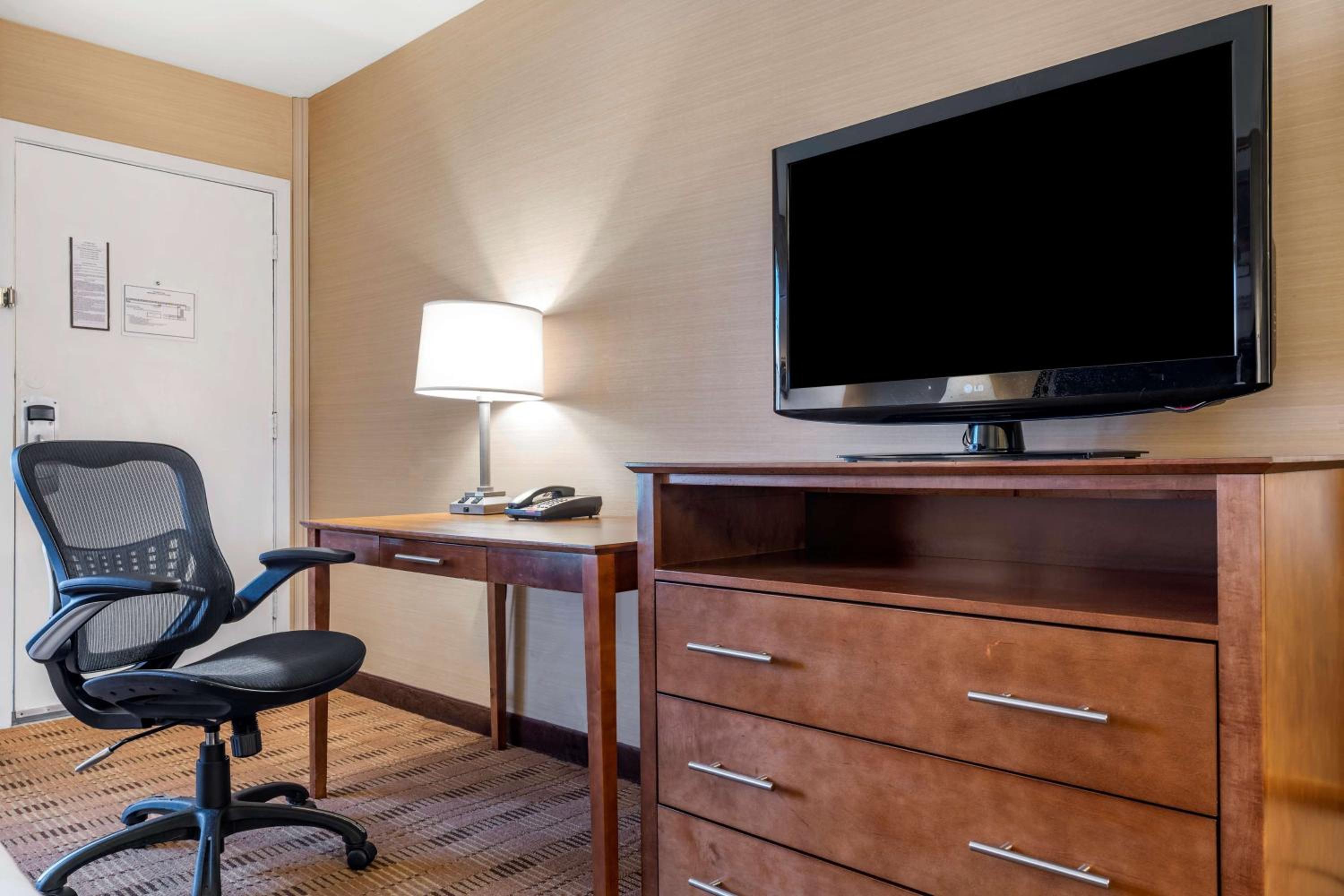 King Room - Non-Smoking - Photo 5