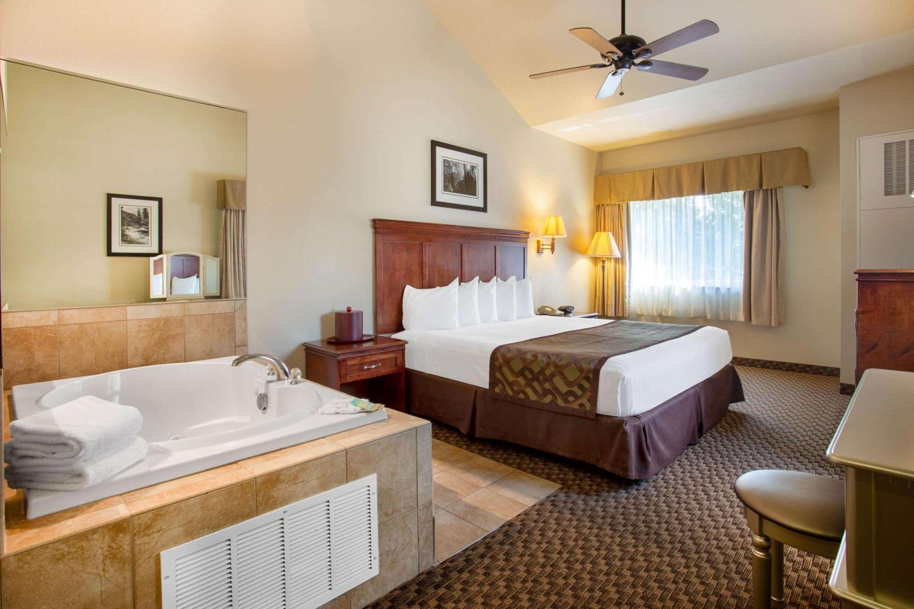 King Suite - Non-Smoking - Photo 2