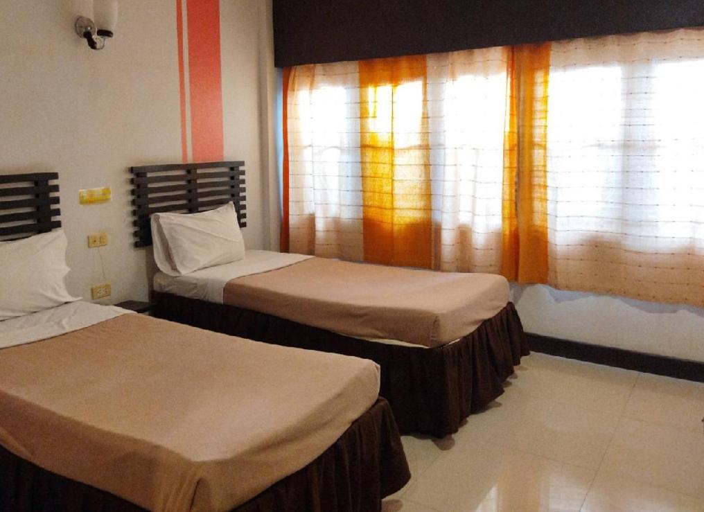 Twin Room with Private Bathroom - Photo 3