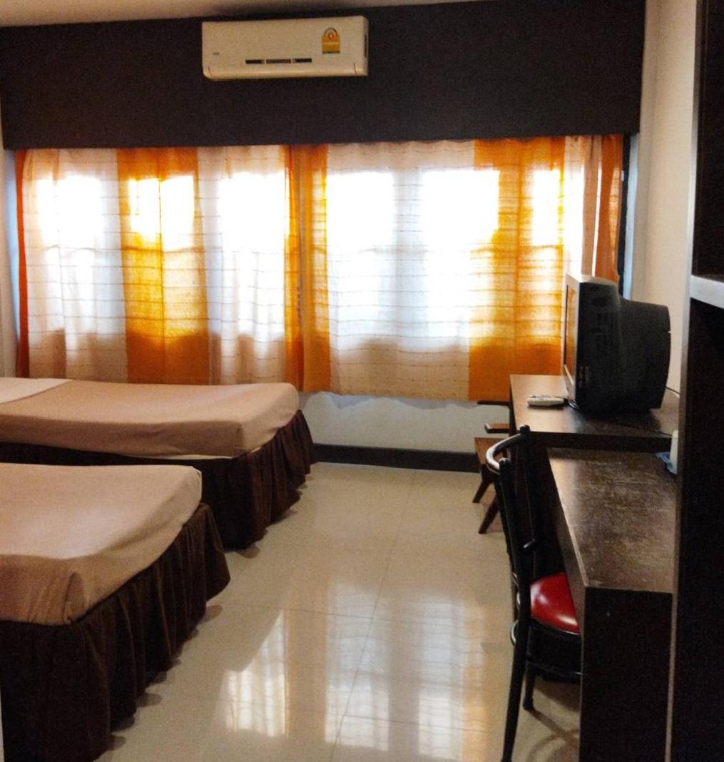 Twin Room with Private Bathroom - Photo 4