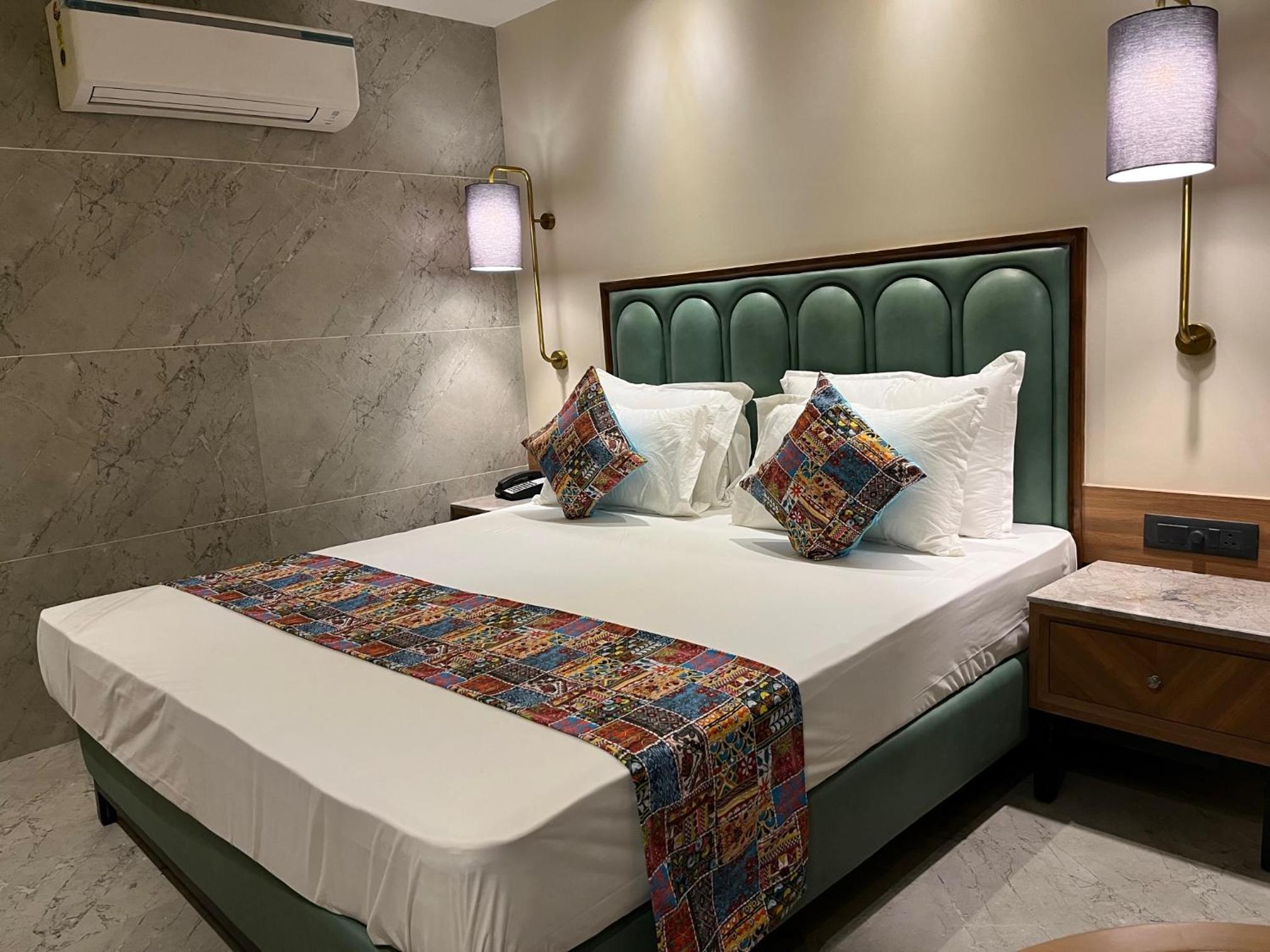Deluxe Room - Photo 22