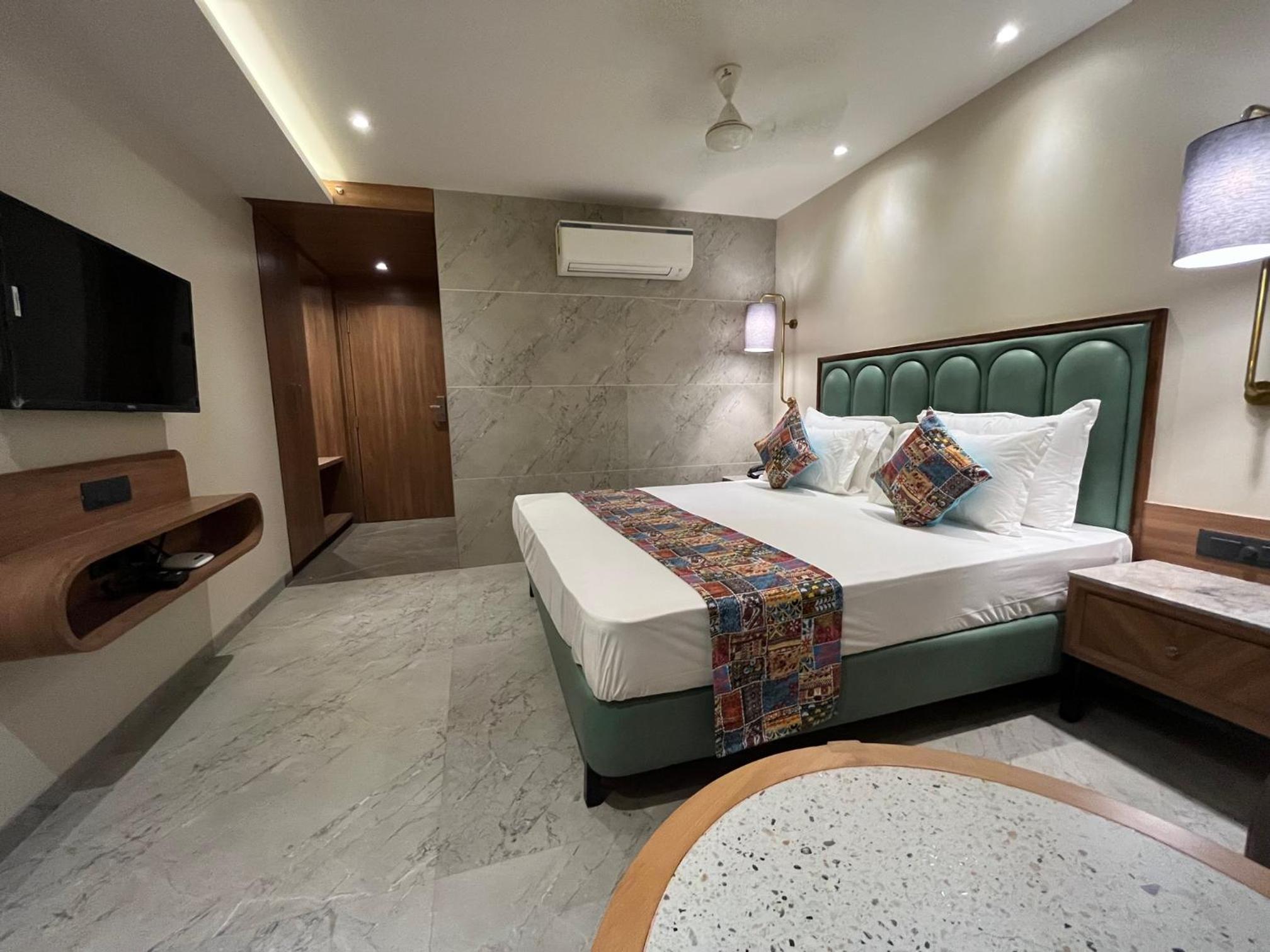 Deluxe Room - Photo 23