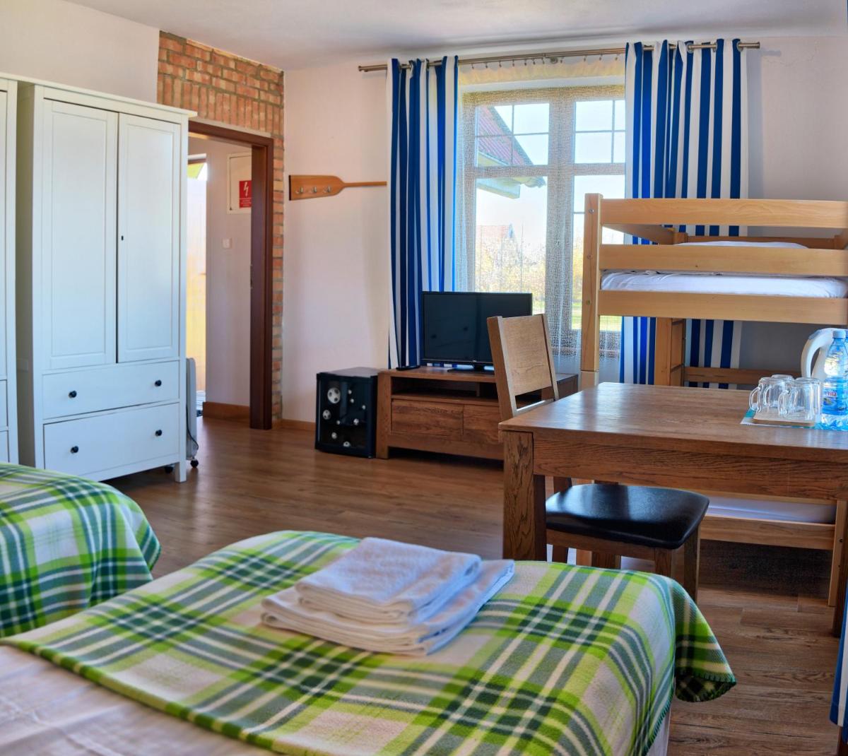 Family Room - Photo 2