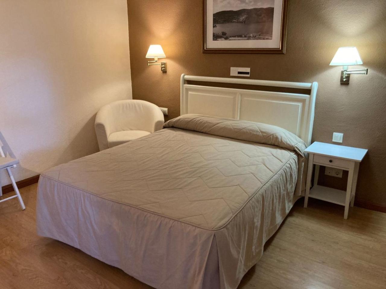 Queen Room with Garden View - Photo 2