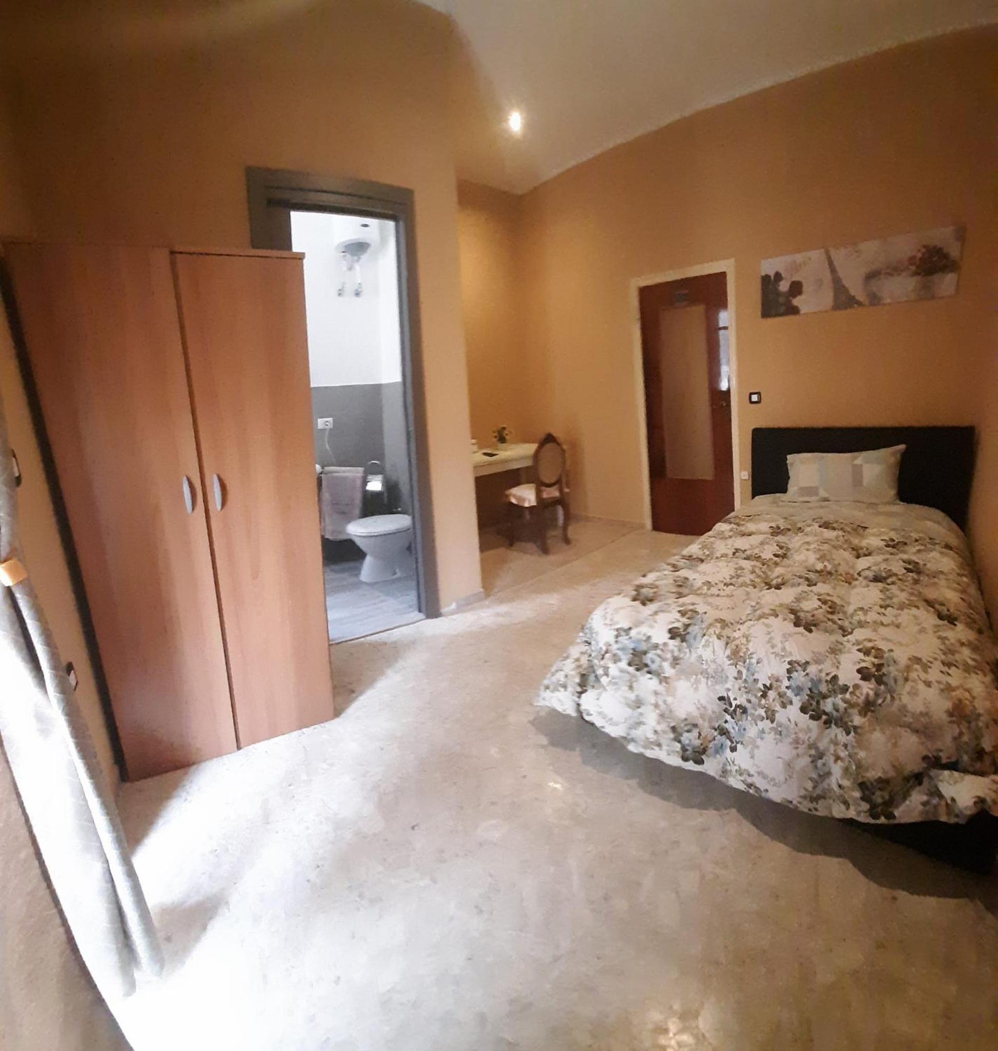 Single Room with Private Bathroom photo 3