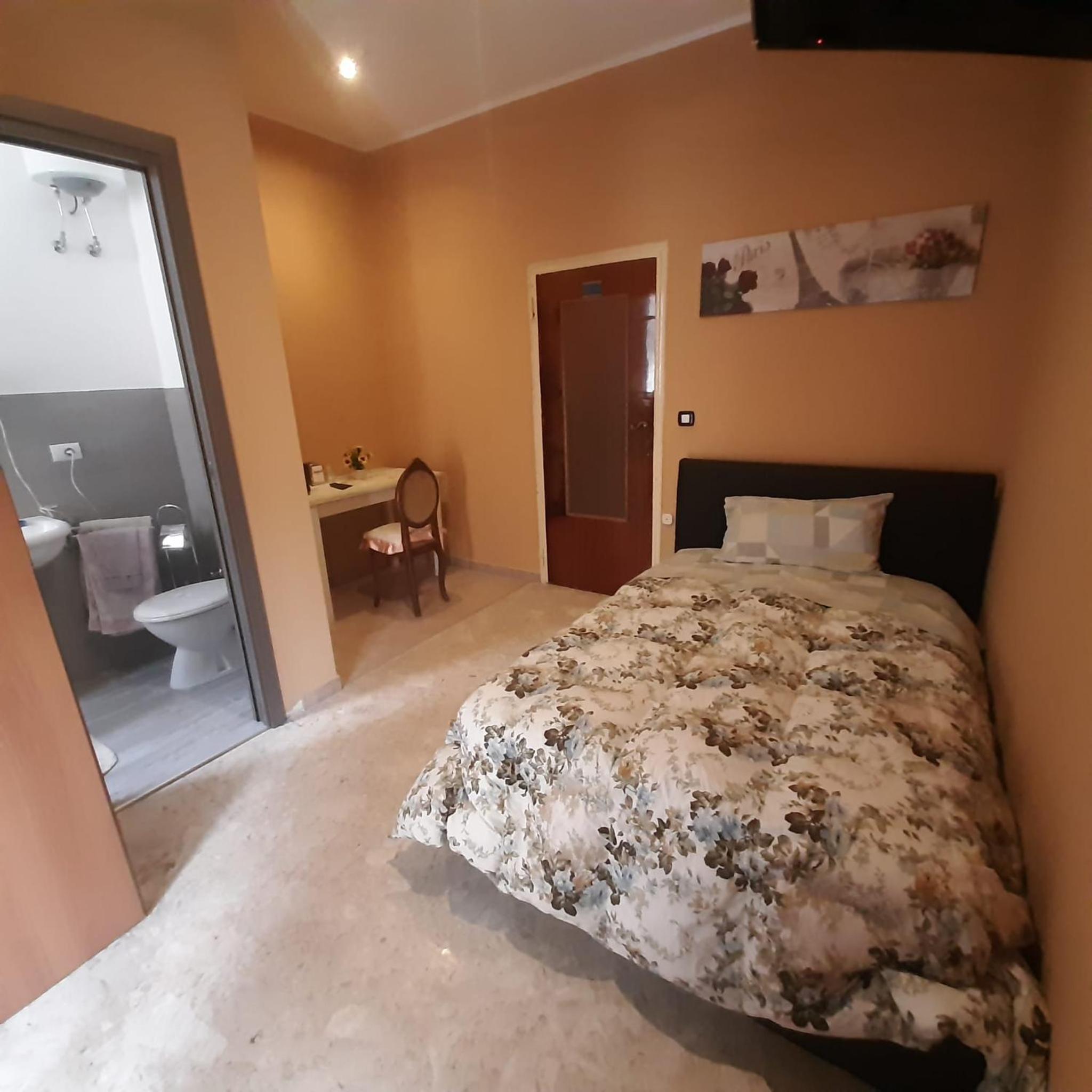 Single Room with Private Bathroom photo 1