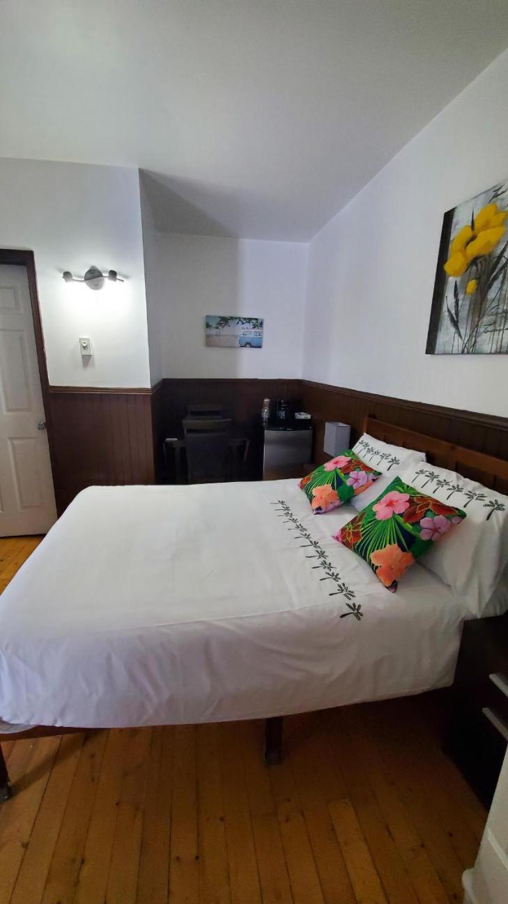 Standard Queen Room - Photo 8