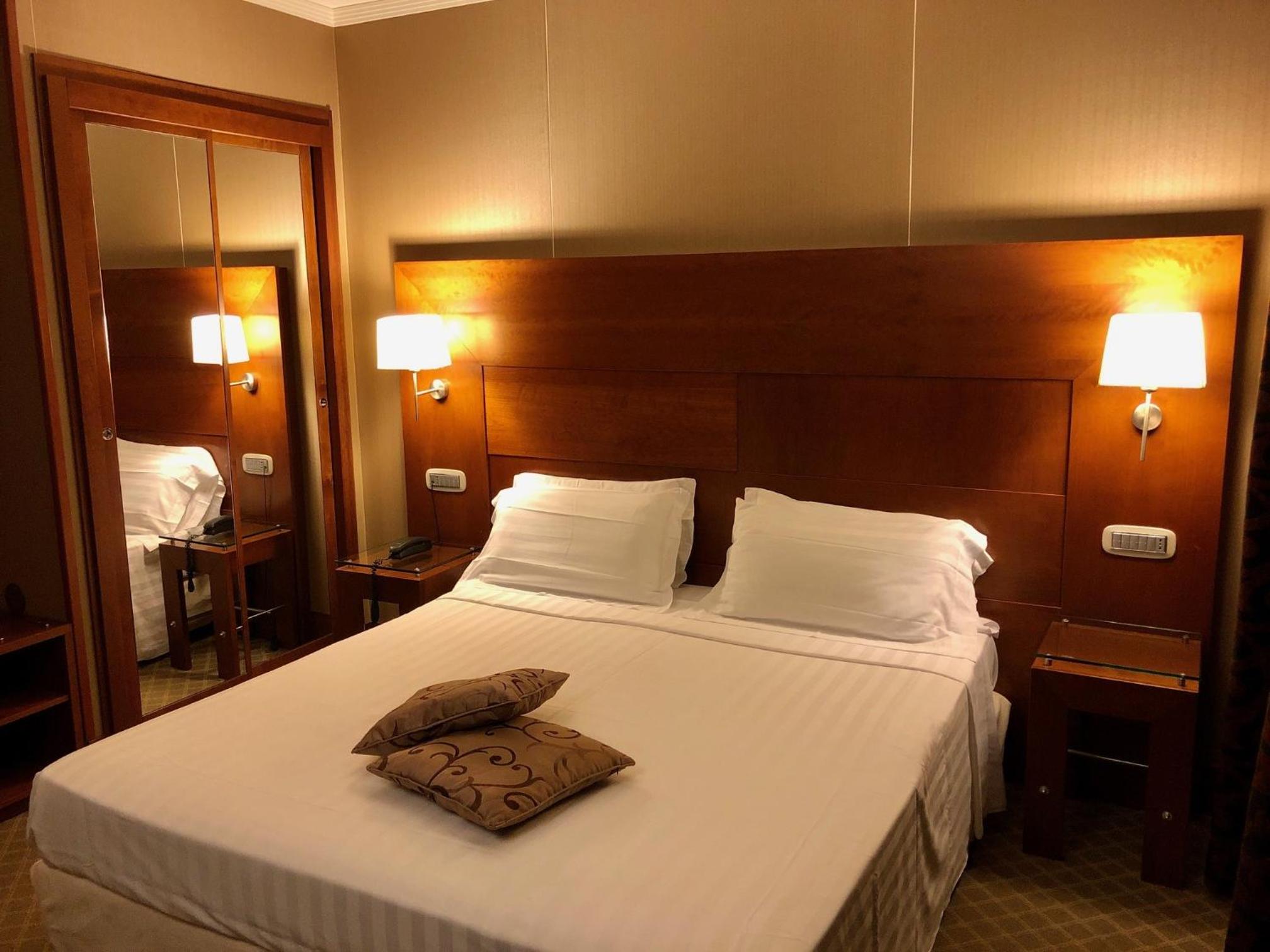 Classic Double or Twin Room - Photo 6