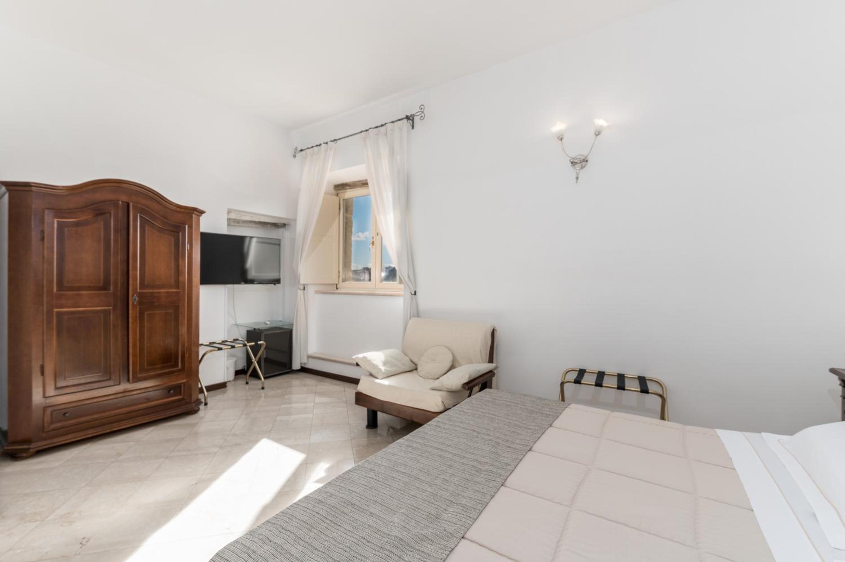 Classic Double Room - Photo 17