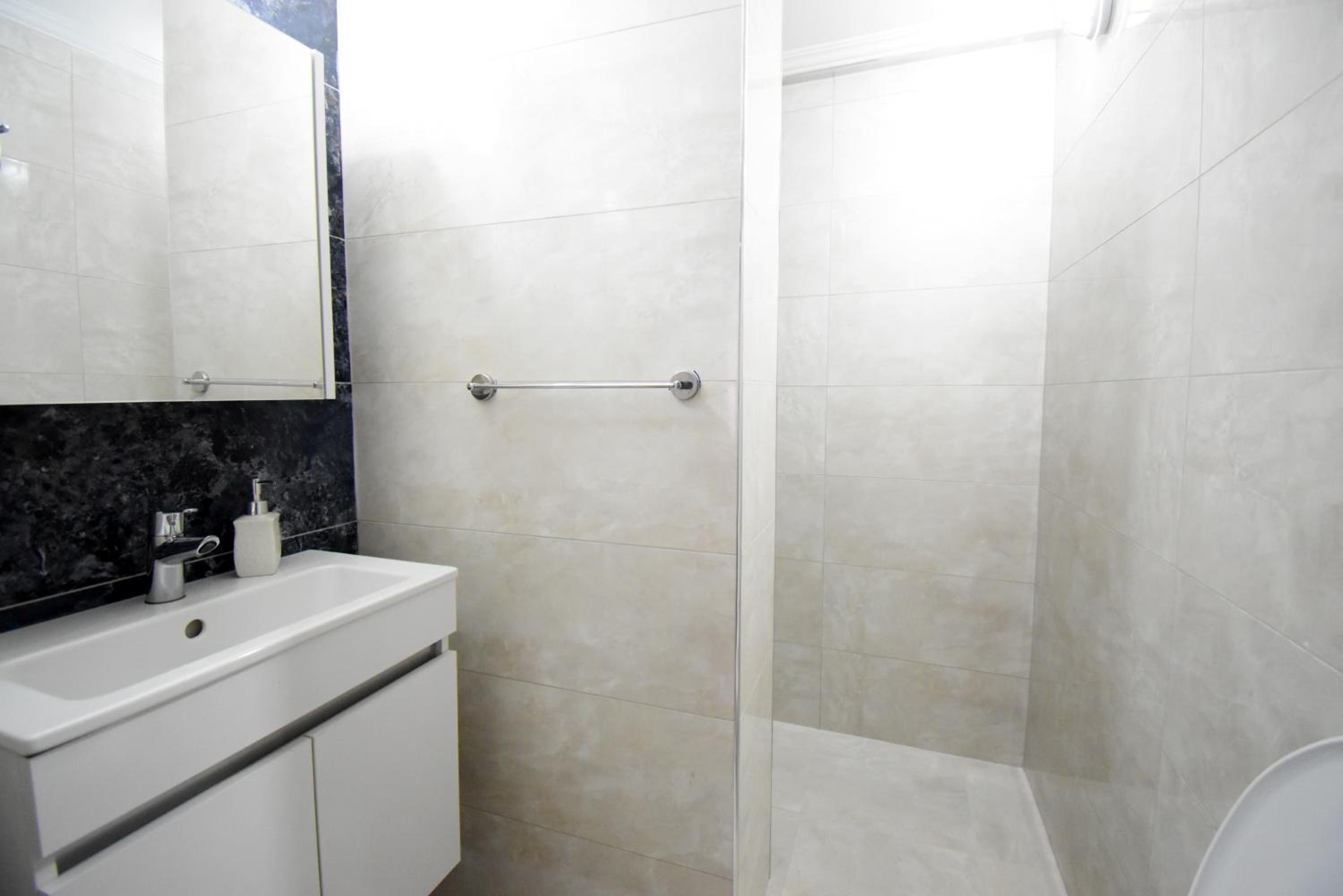 Standard Double or Twin Room - Photo 8