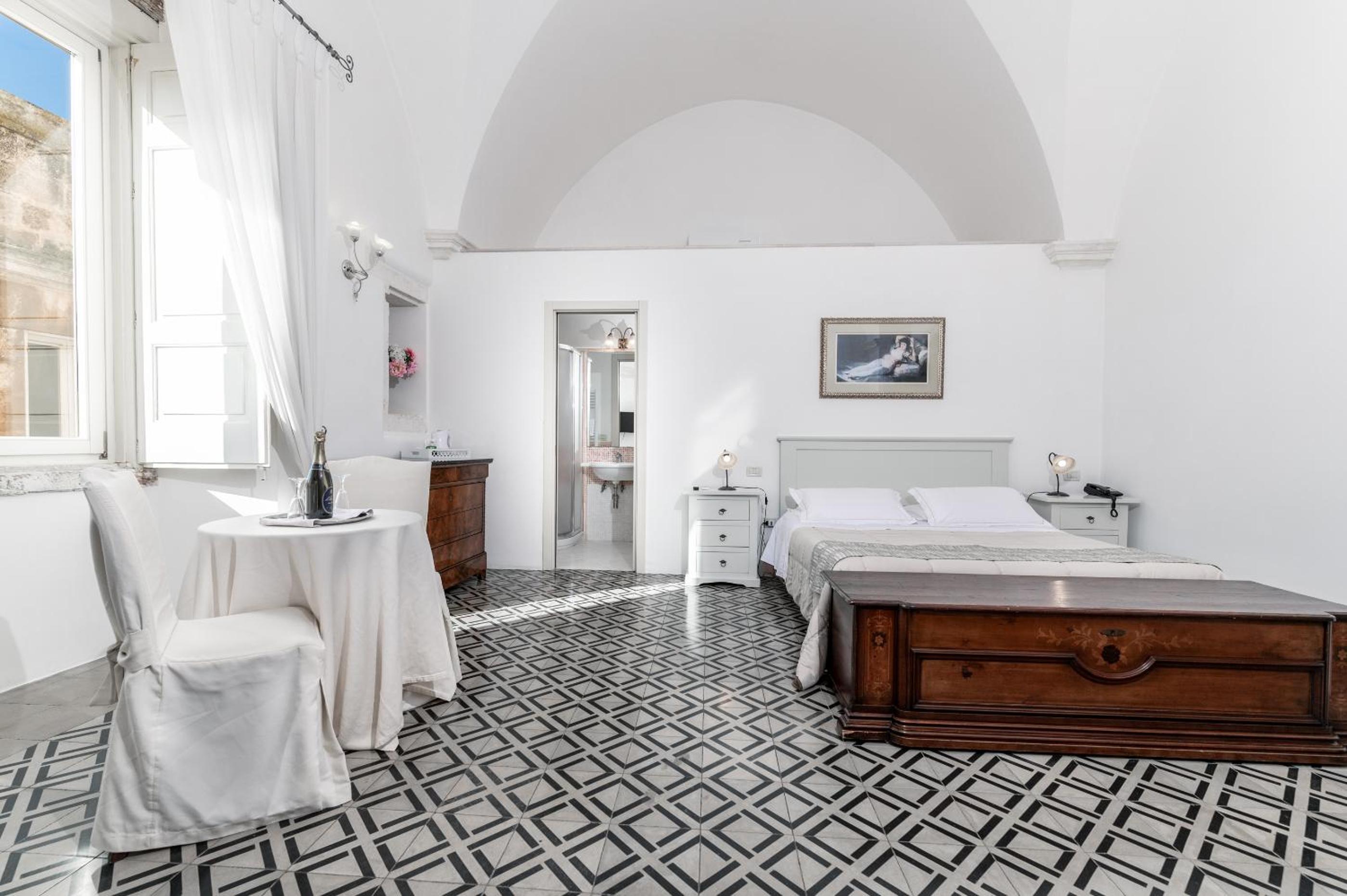 Deluxe Double Room - Photo 9