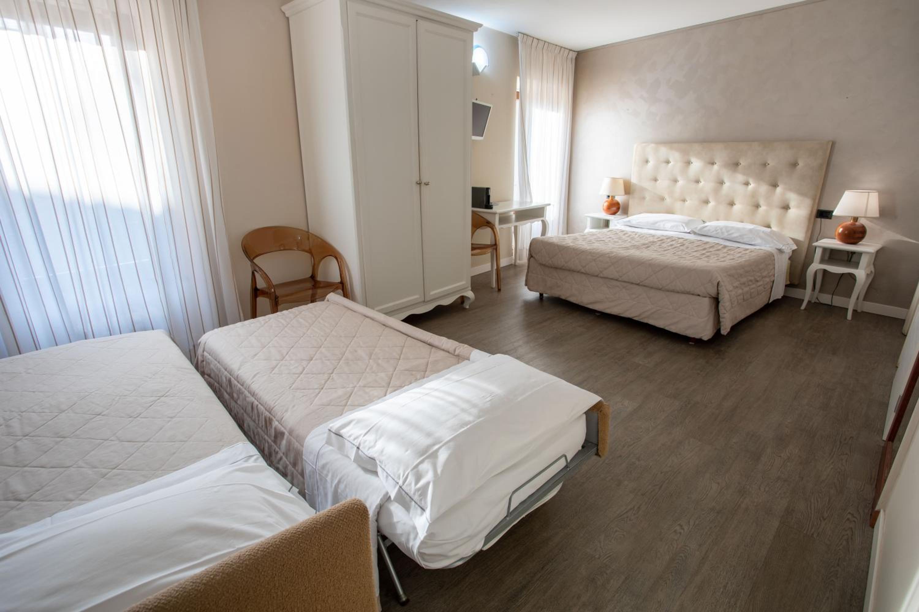 Queen Room with Two Queen Beds photo 2