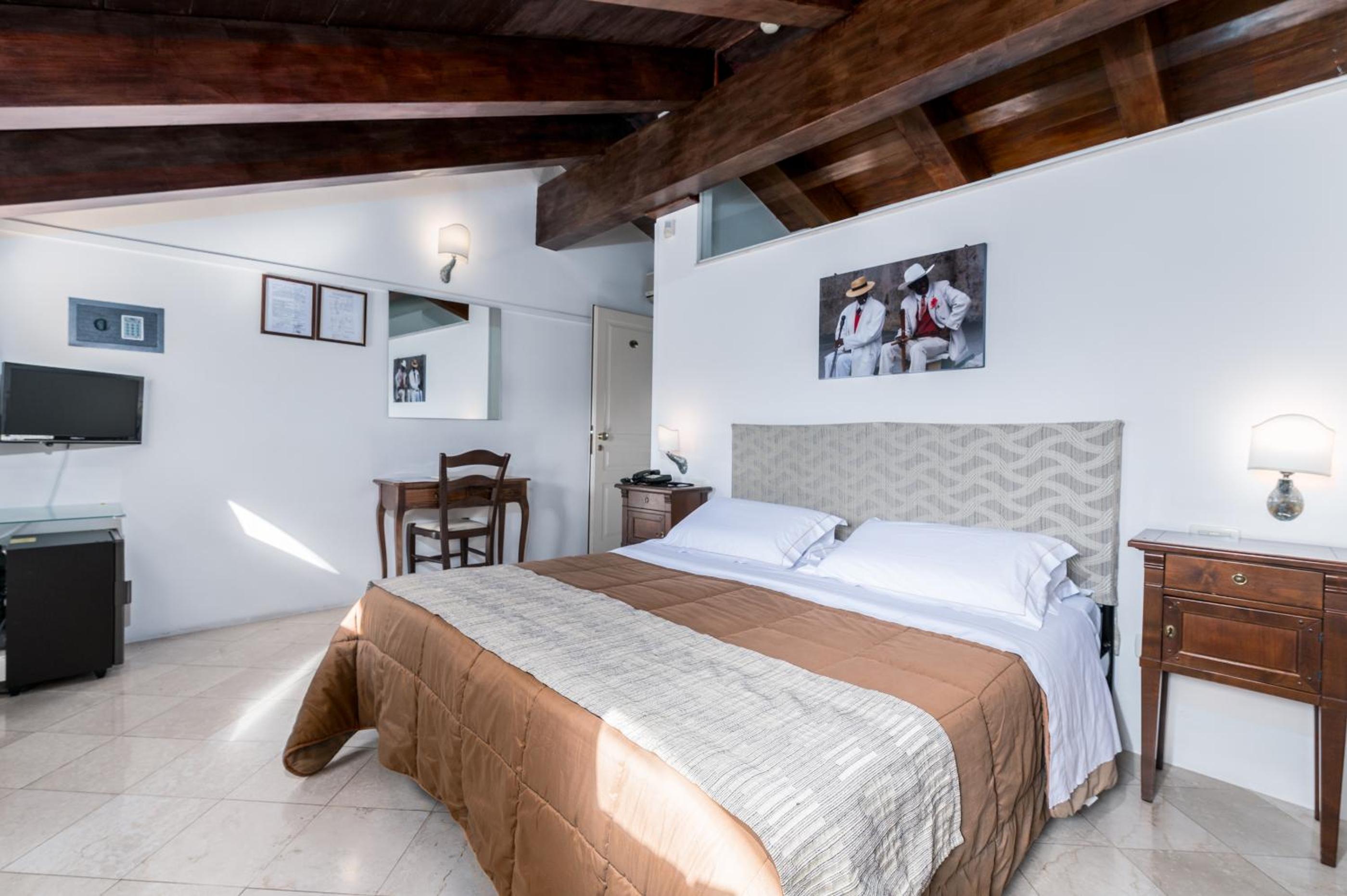 Classic Double Room - Photo 16