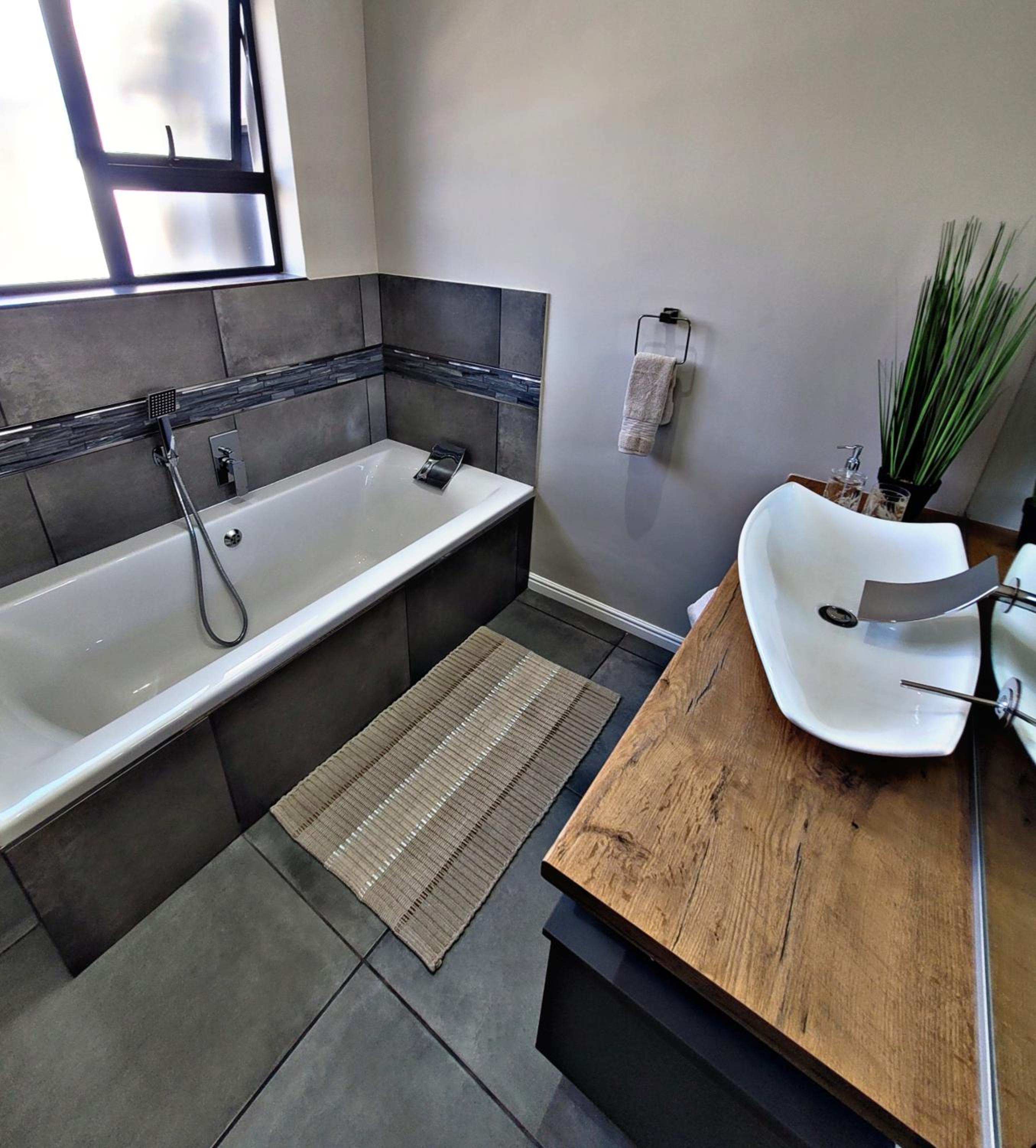 Four-Bedroom House - Photo 25