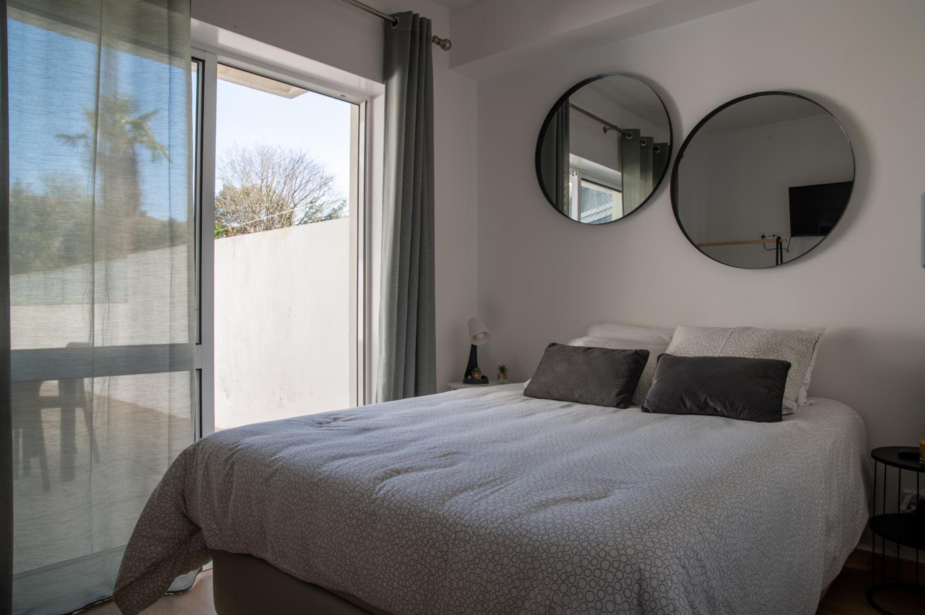 One-Bedroom Apartment - Photo 3