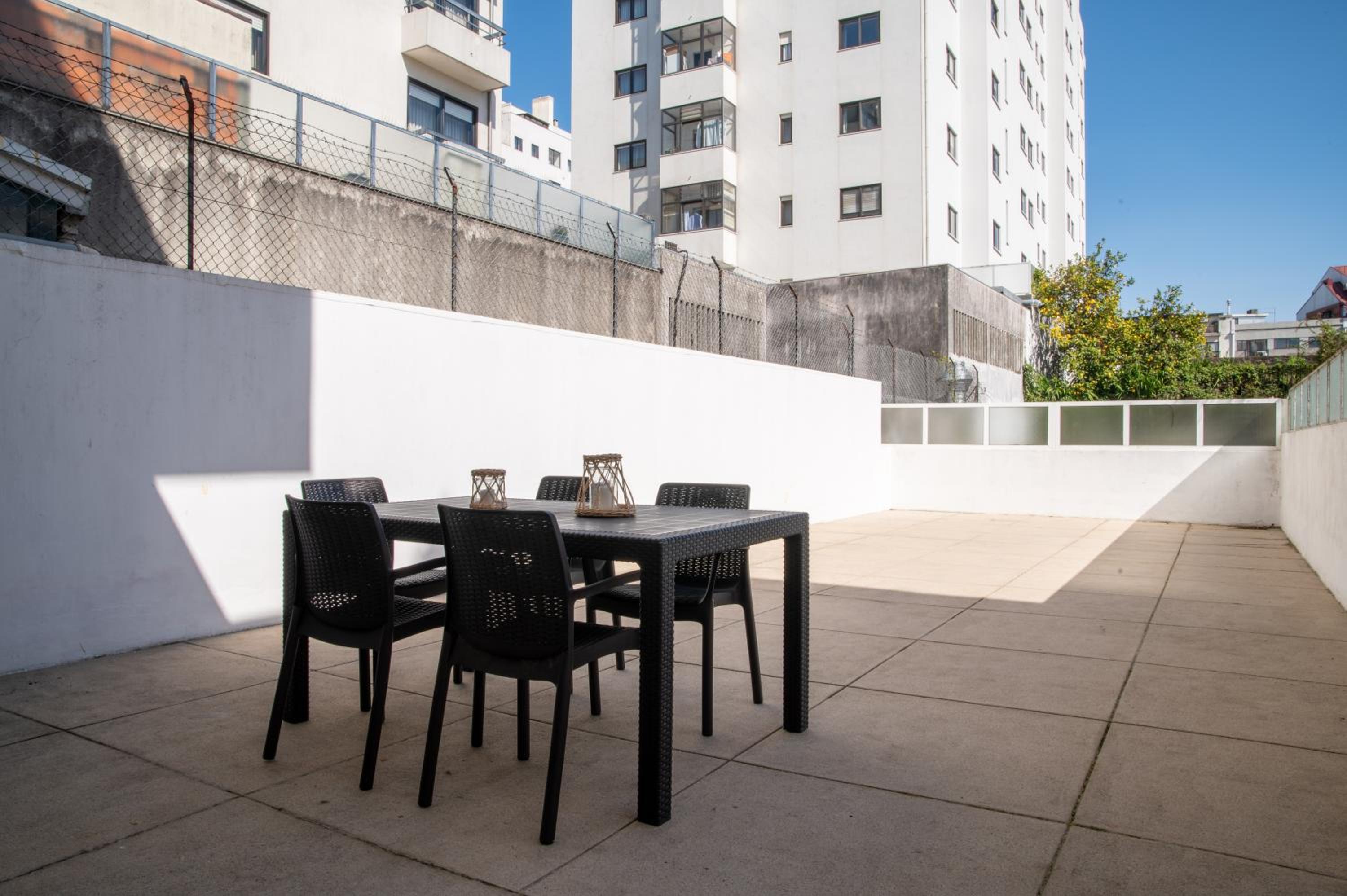 One-Bedroom Apartment - Photo 2