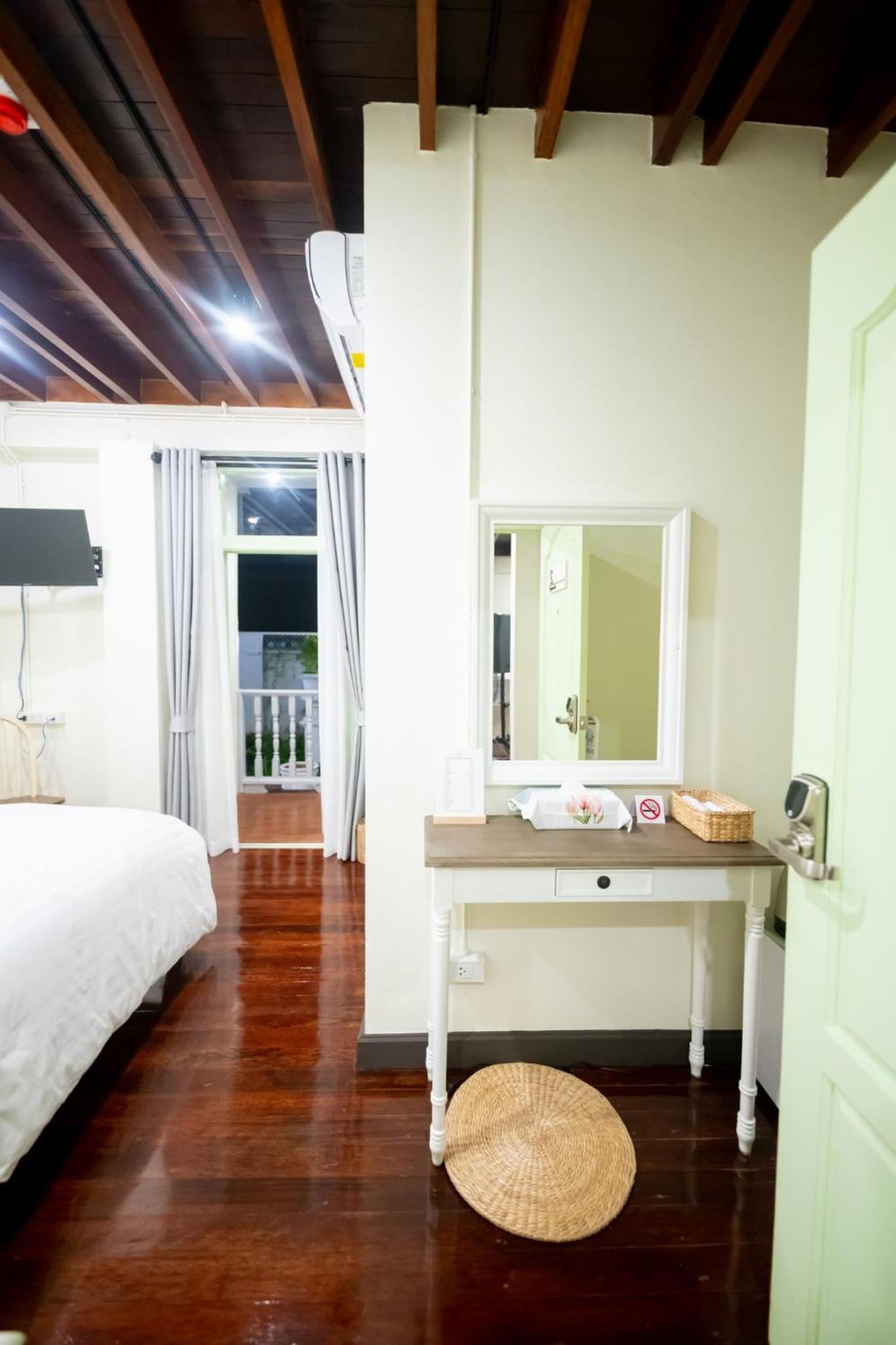 Queen Room with Garden View - Photo 10