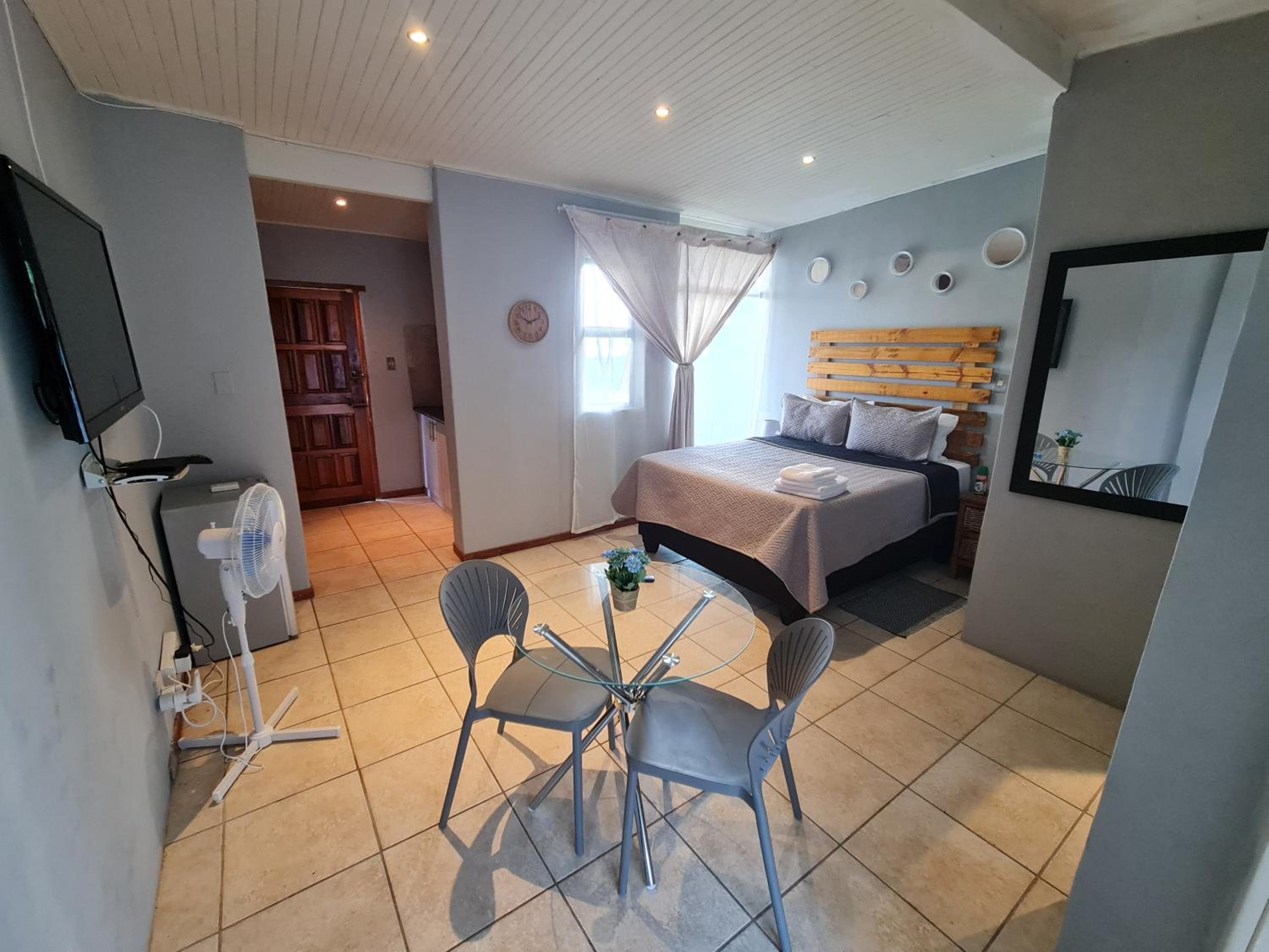 Double Room with Lake View - Photo 4
