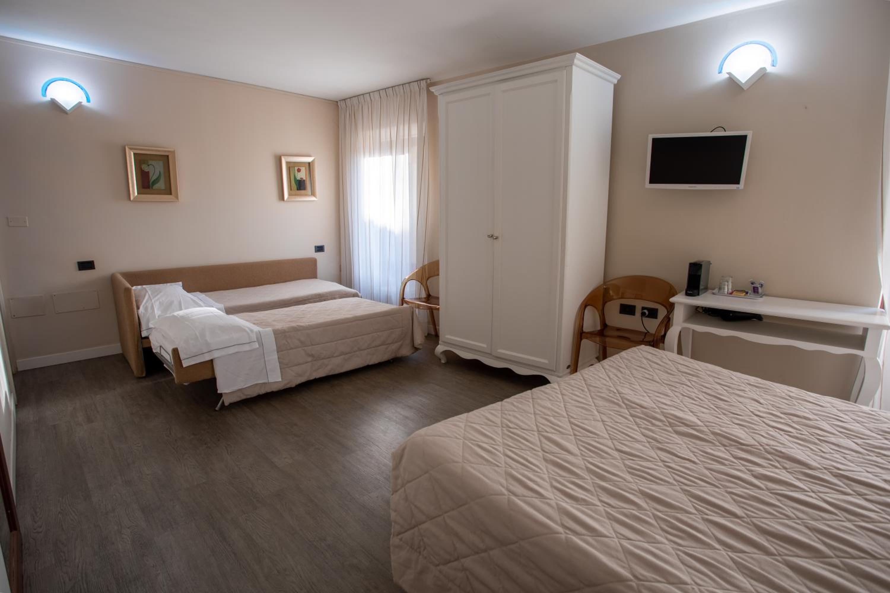 Queen Room with Two Queen Beds photo 3