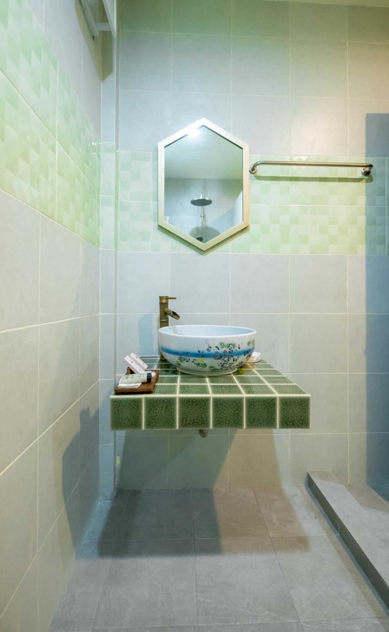 Deluxe Double Room with Balcony - Photo 7