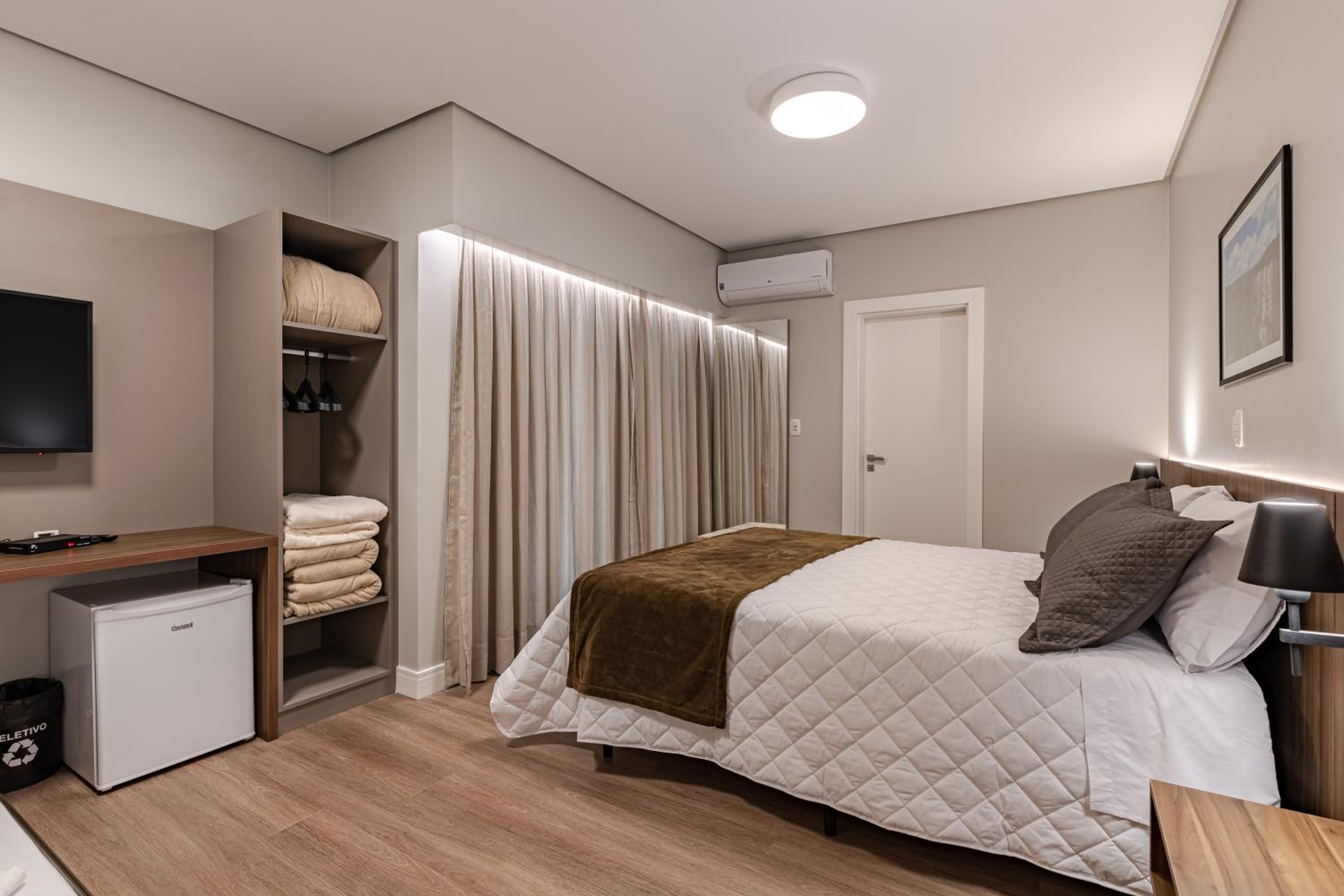 Family Room with Balcony photo 2