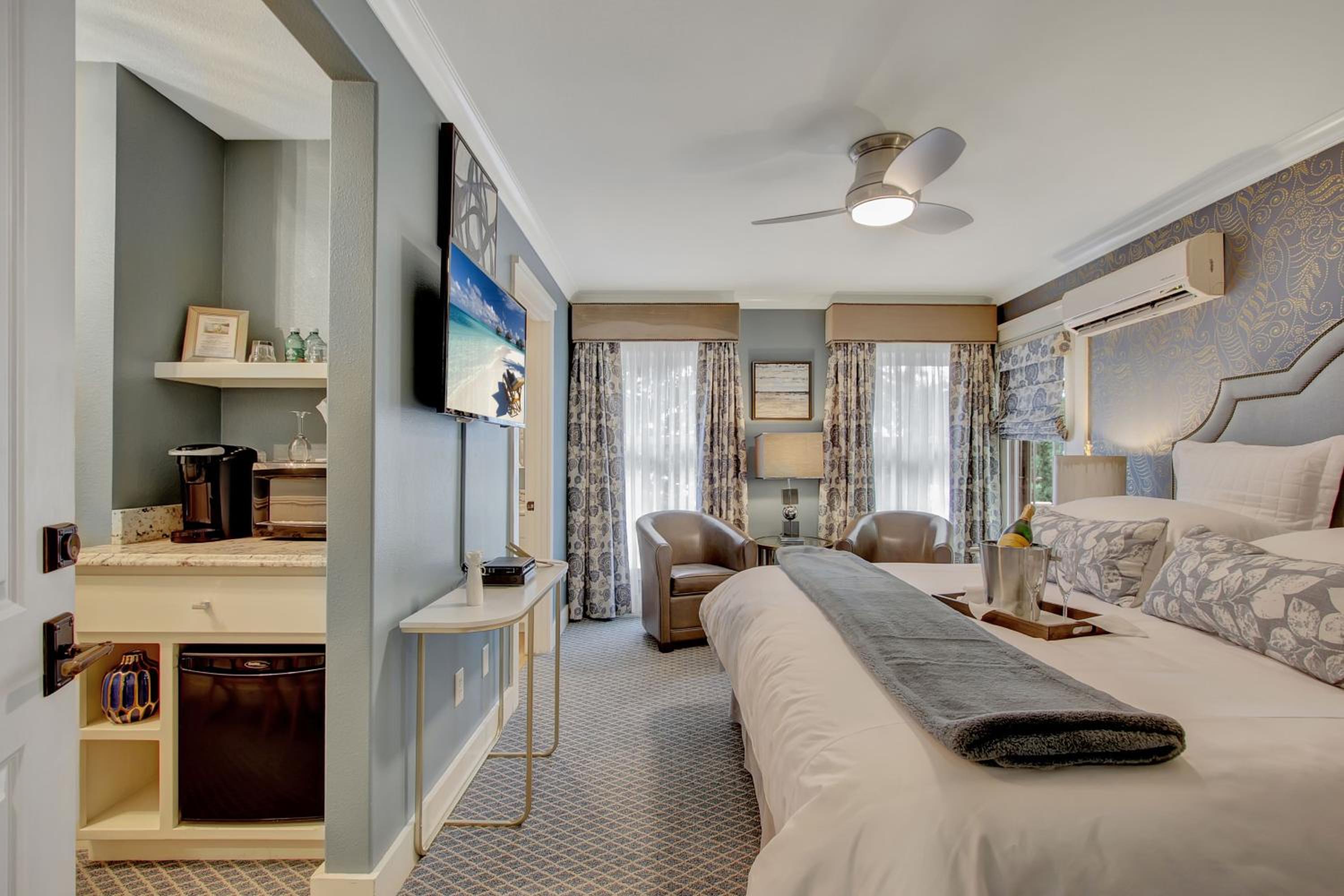 Deluxe King Room photo 2