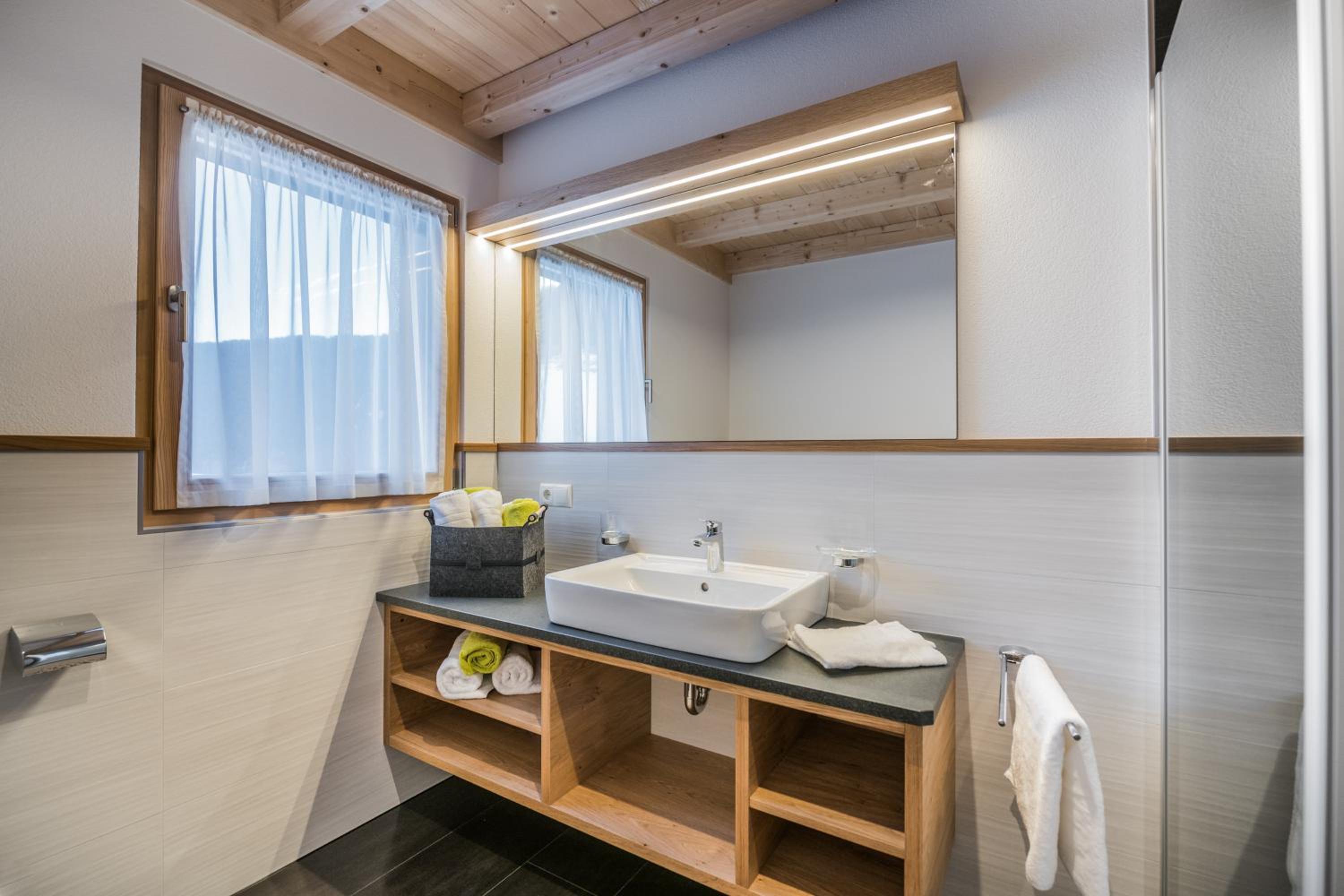 Apartment with Mountain View photo 2