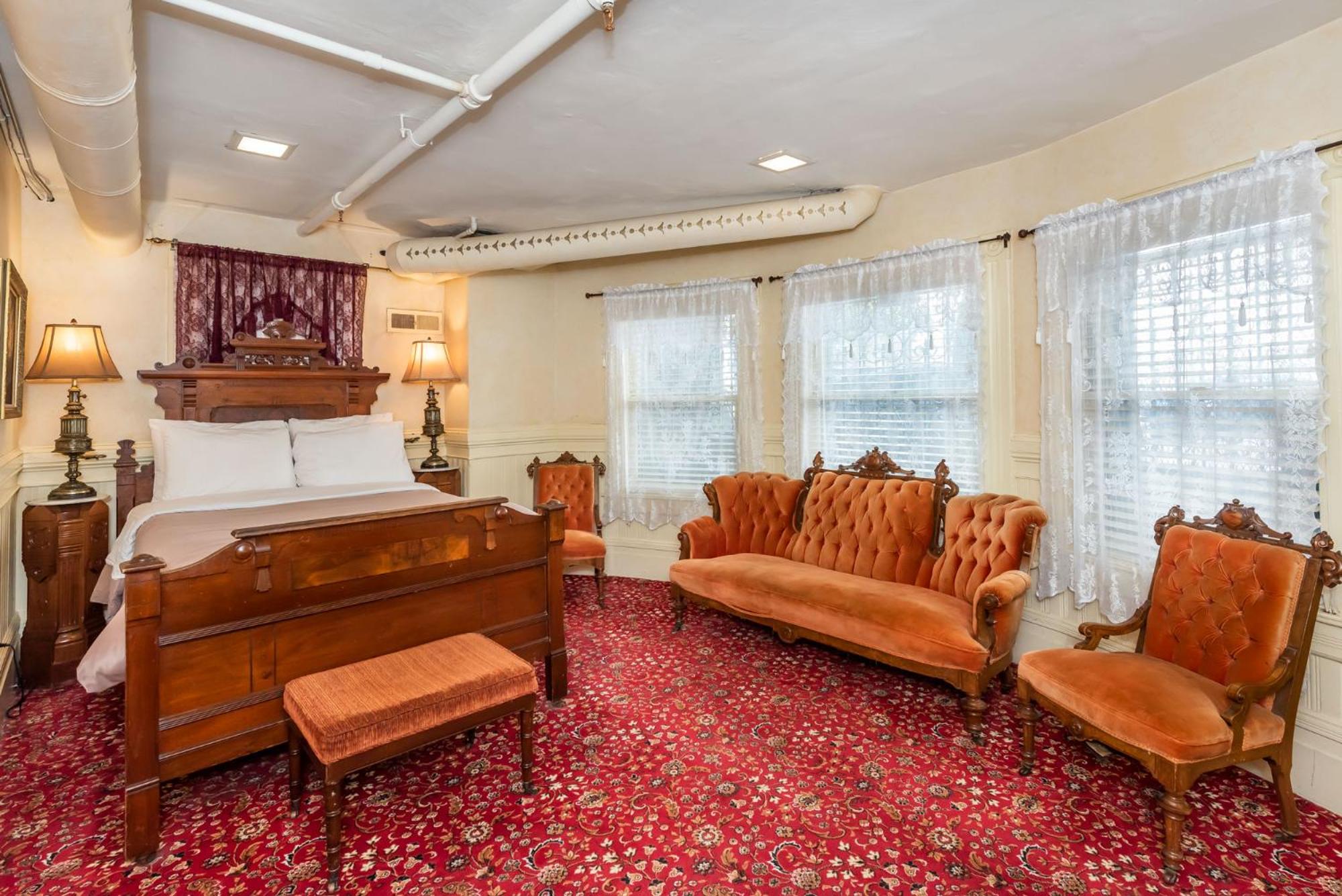 Economy Quadruple Room With Shared Bathroom