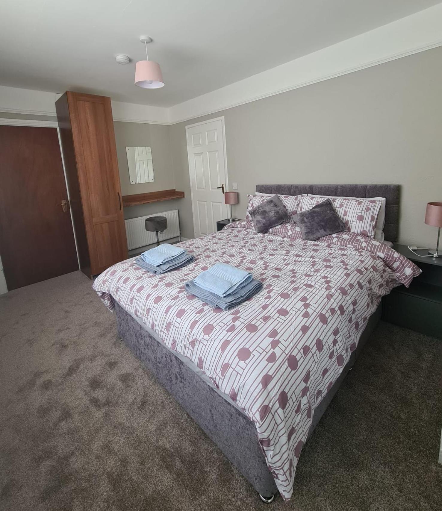 Three-Bedroom House photo 2