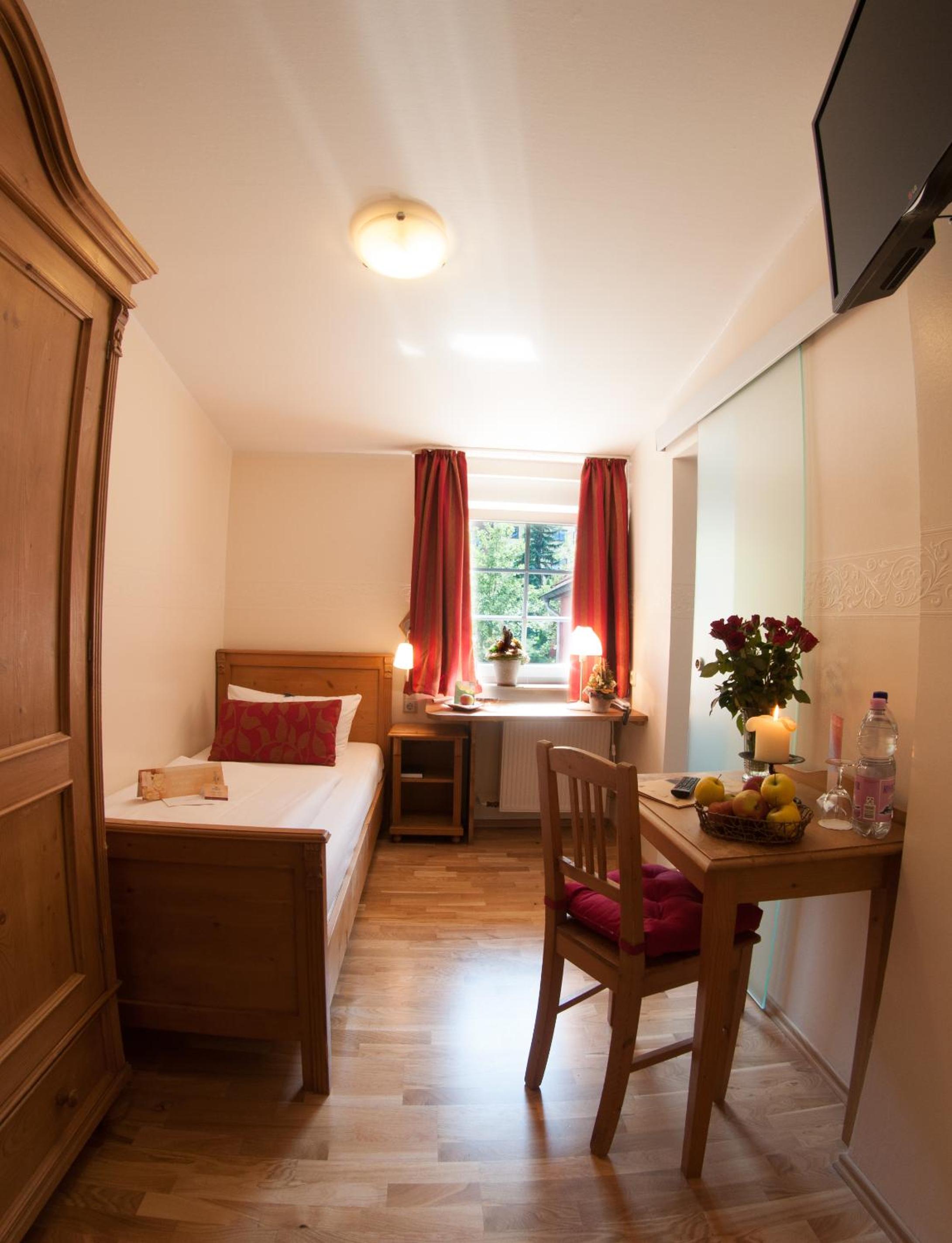 Small Single Room photo 2