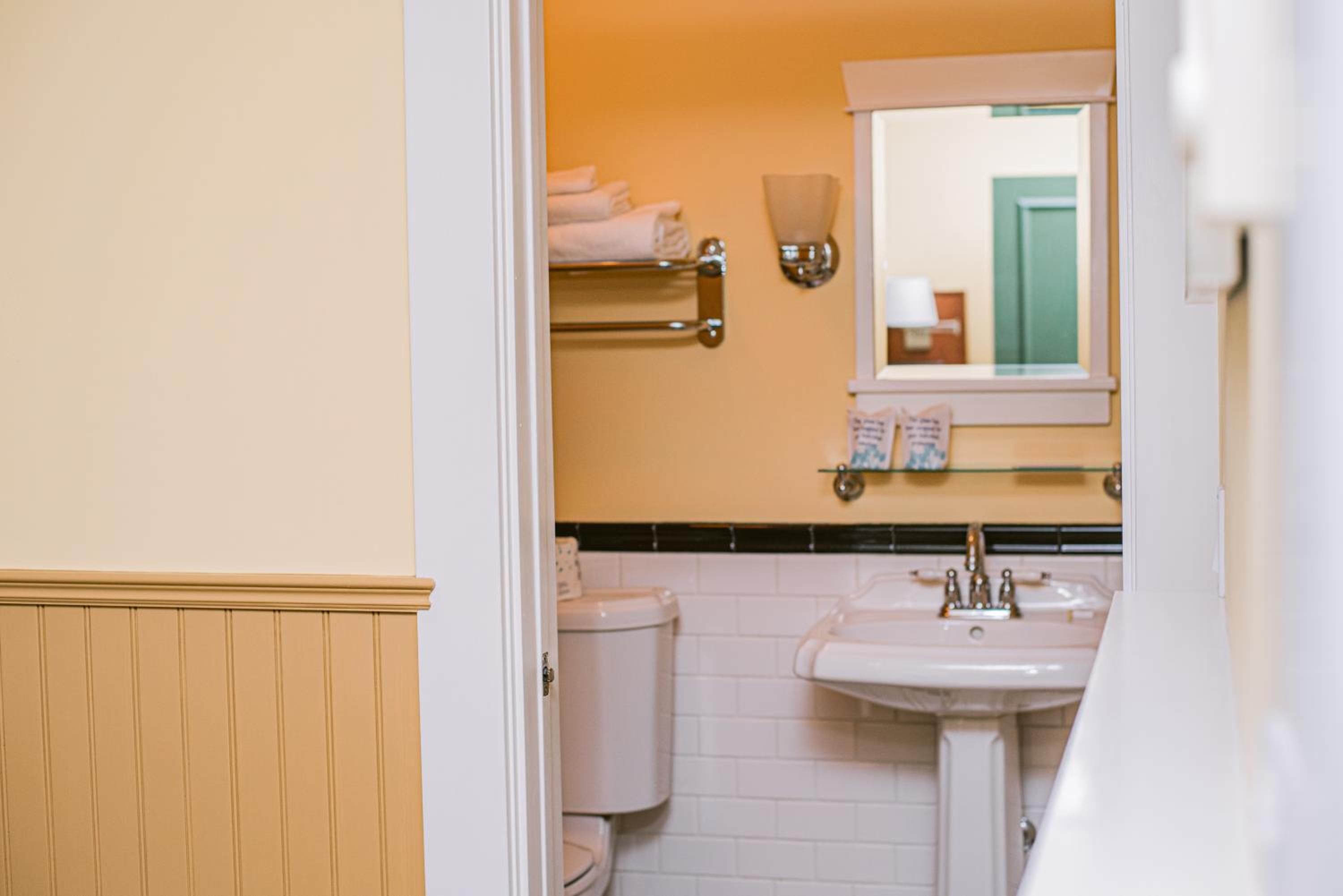  Deluxe Queen Room (Private Bathroom) - Photo 2