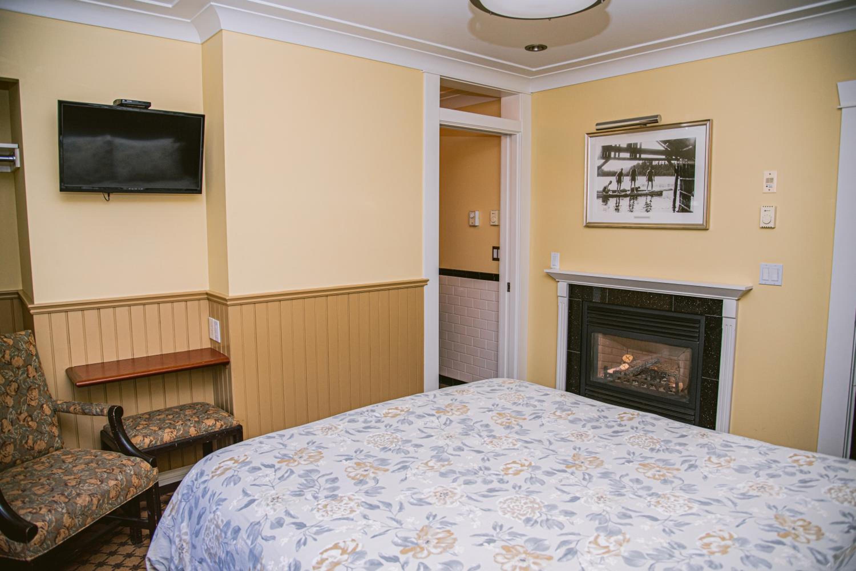  Deluxe Queen Room (Private Bathroom) - Photo 1