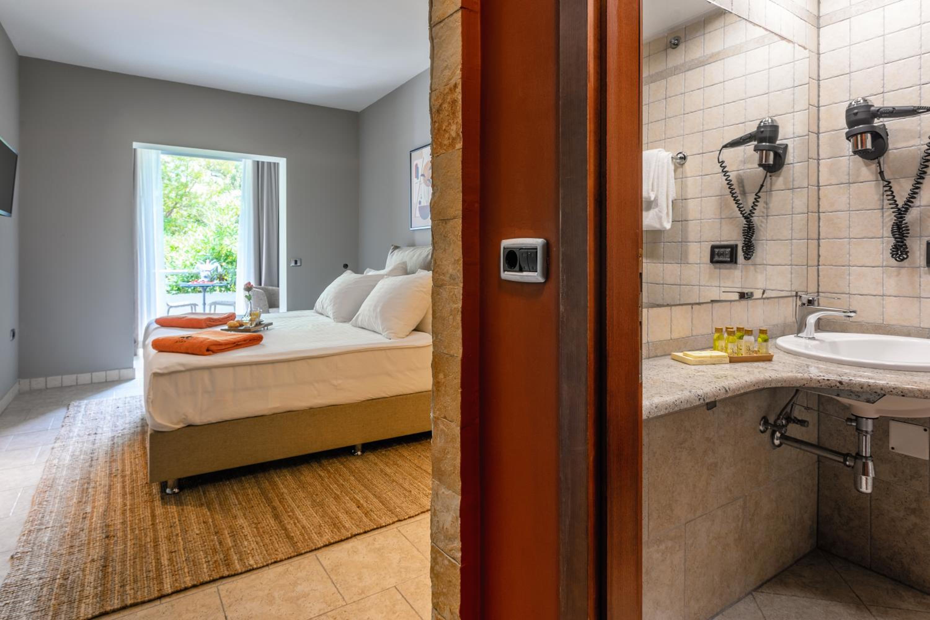 Standard  Twin or Double Room - Photo 7