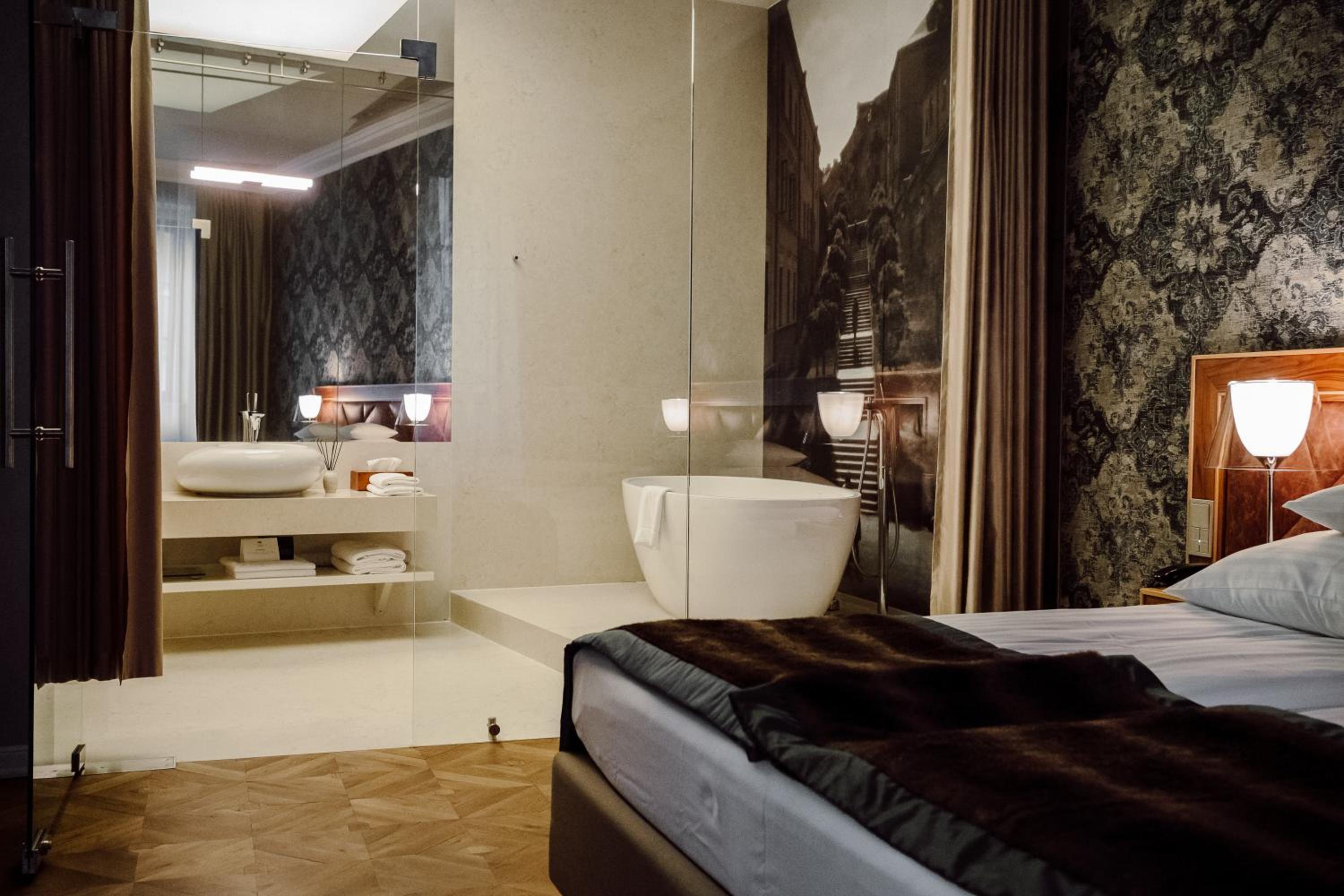 Suite with Balcony - Photo 8