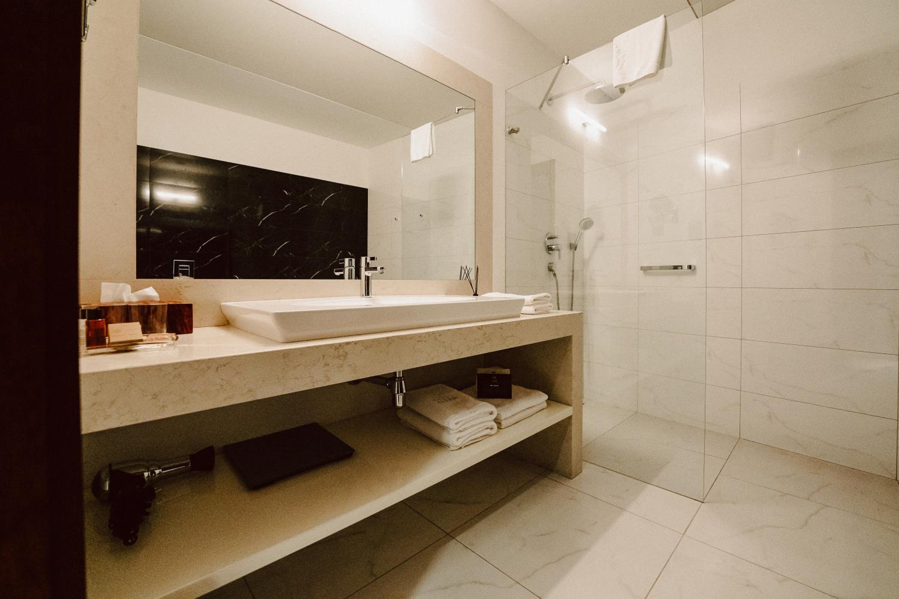 Standard Double or Twin Room - Photo 5