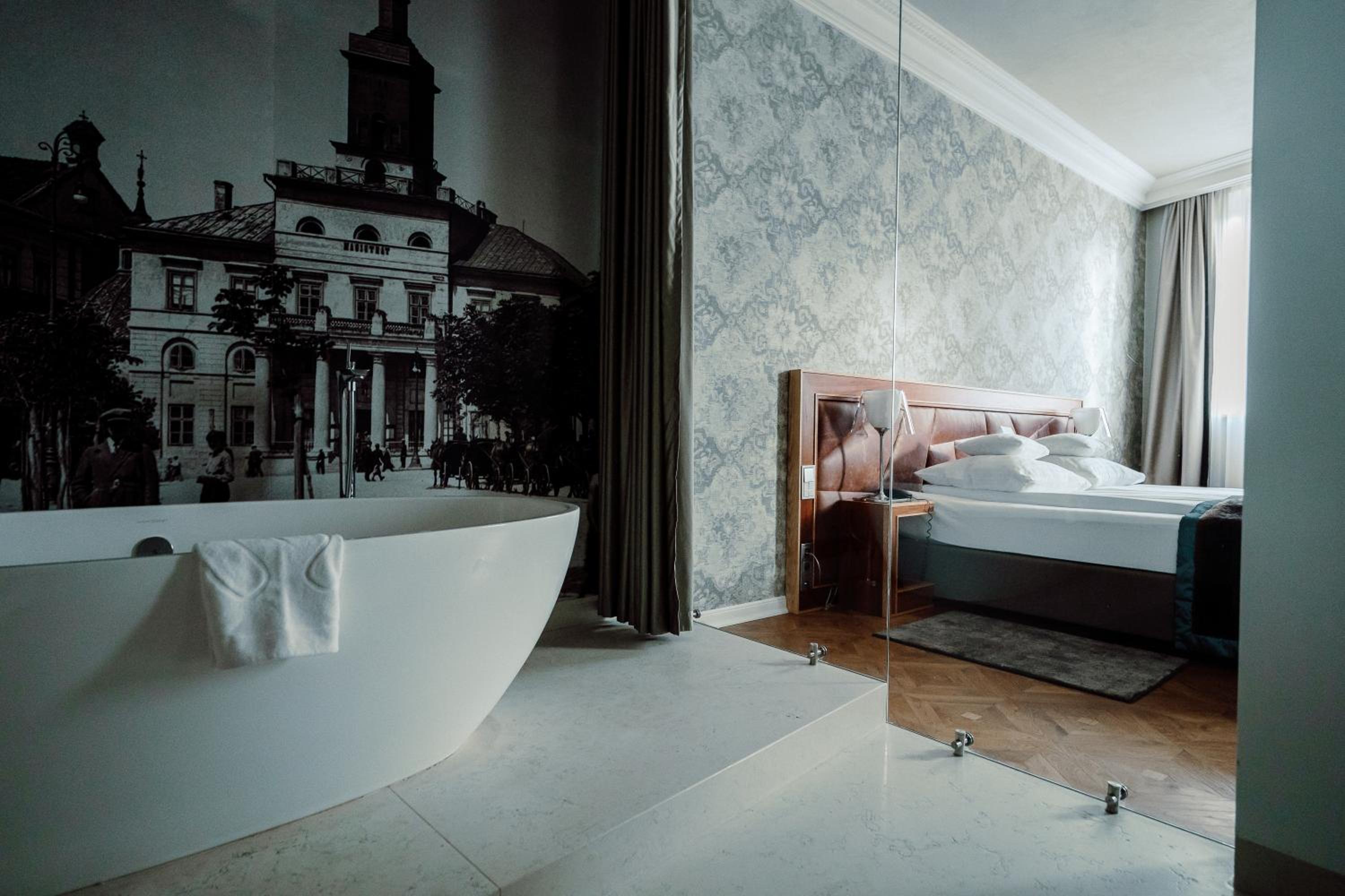 Suite - Photo 1