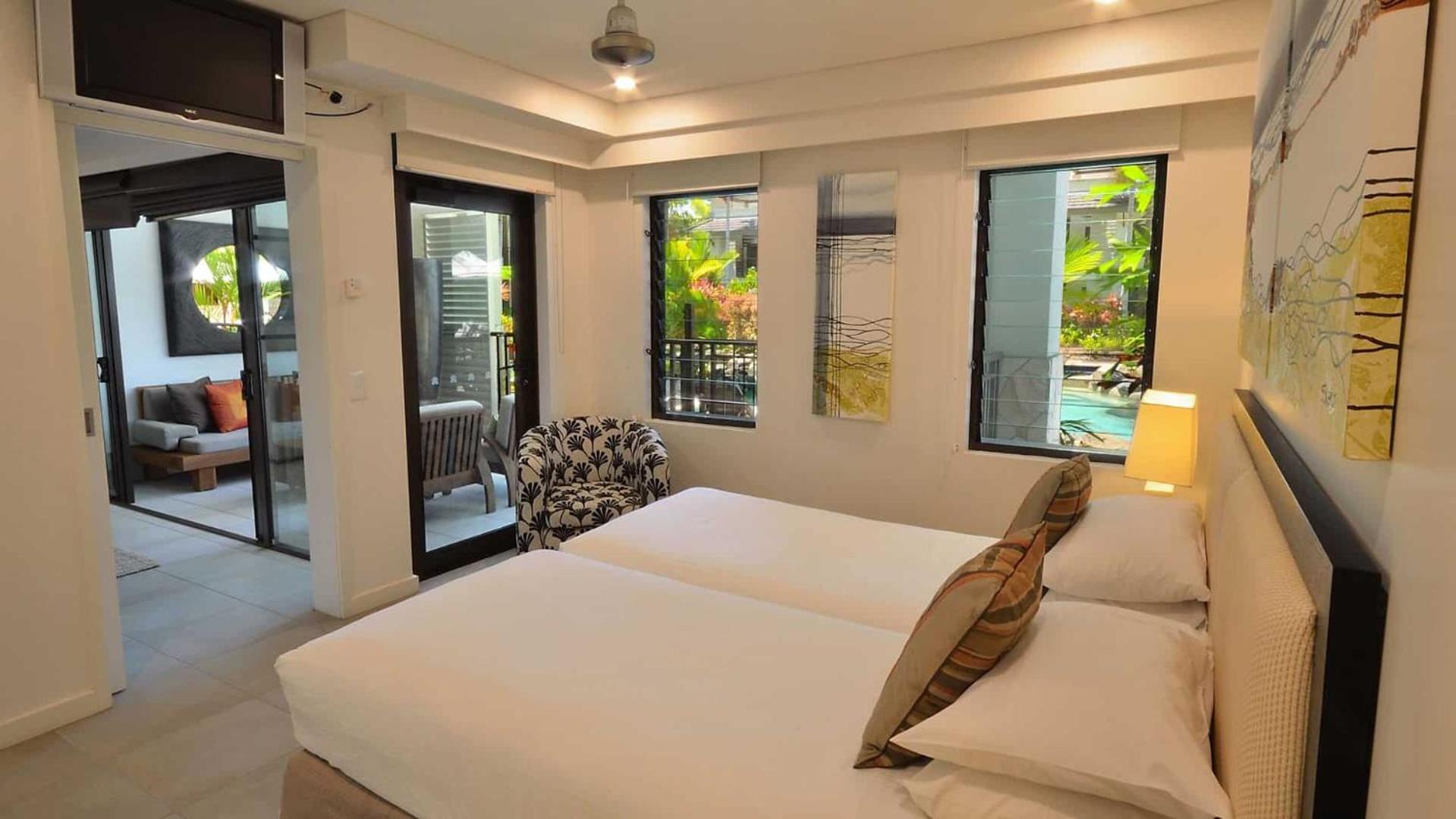 Penthouse Spa Apartment - Pool View Beachside